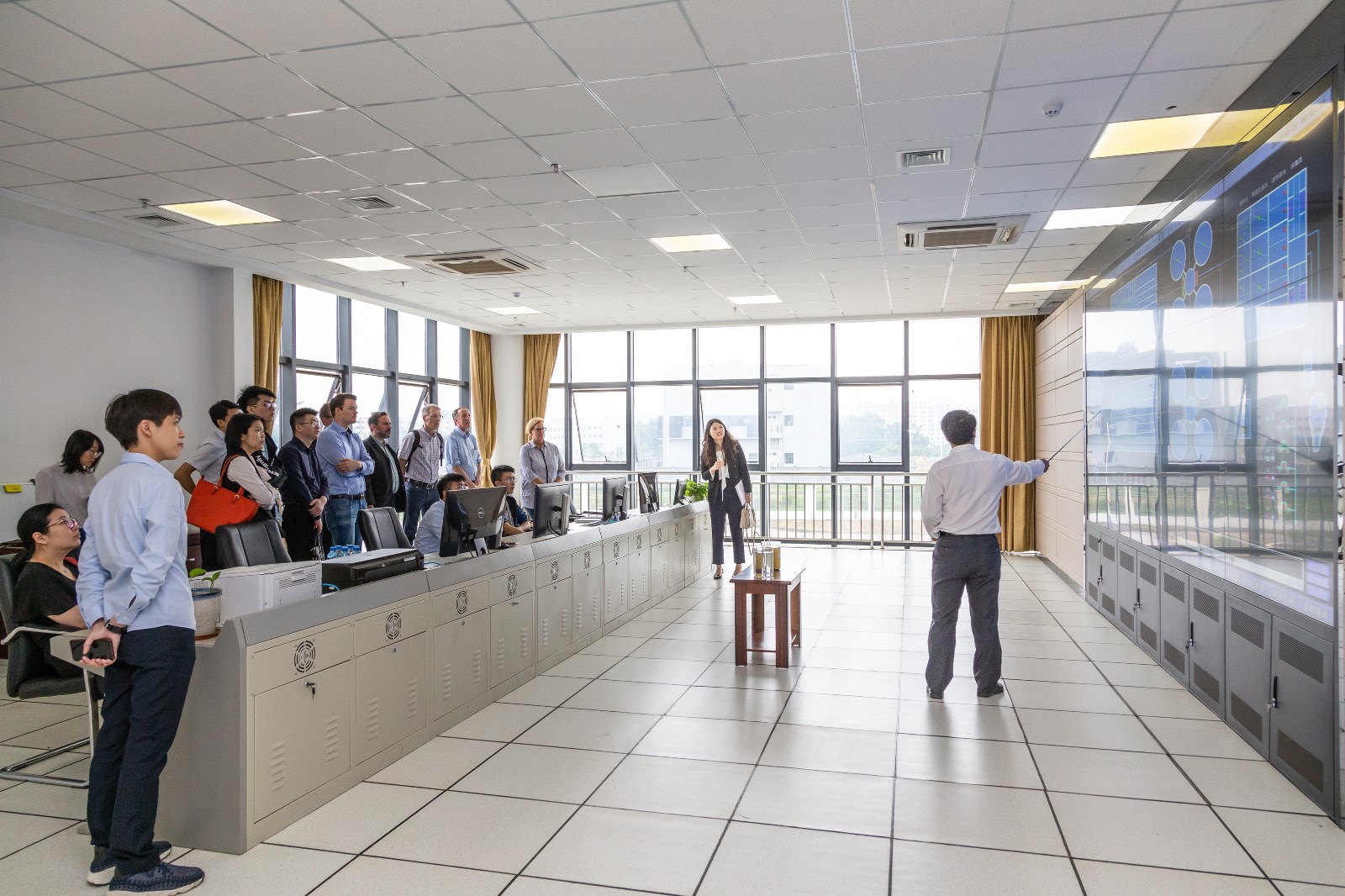 水投公司向代表团一行具体介绍长安新区厂的处理工艺 水投公司向代表团一行具体介绍长安新区厂的处理工艺