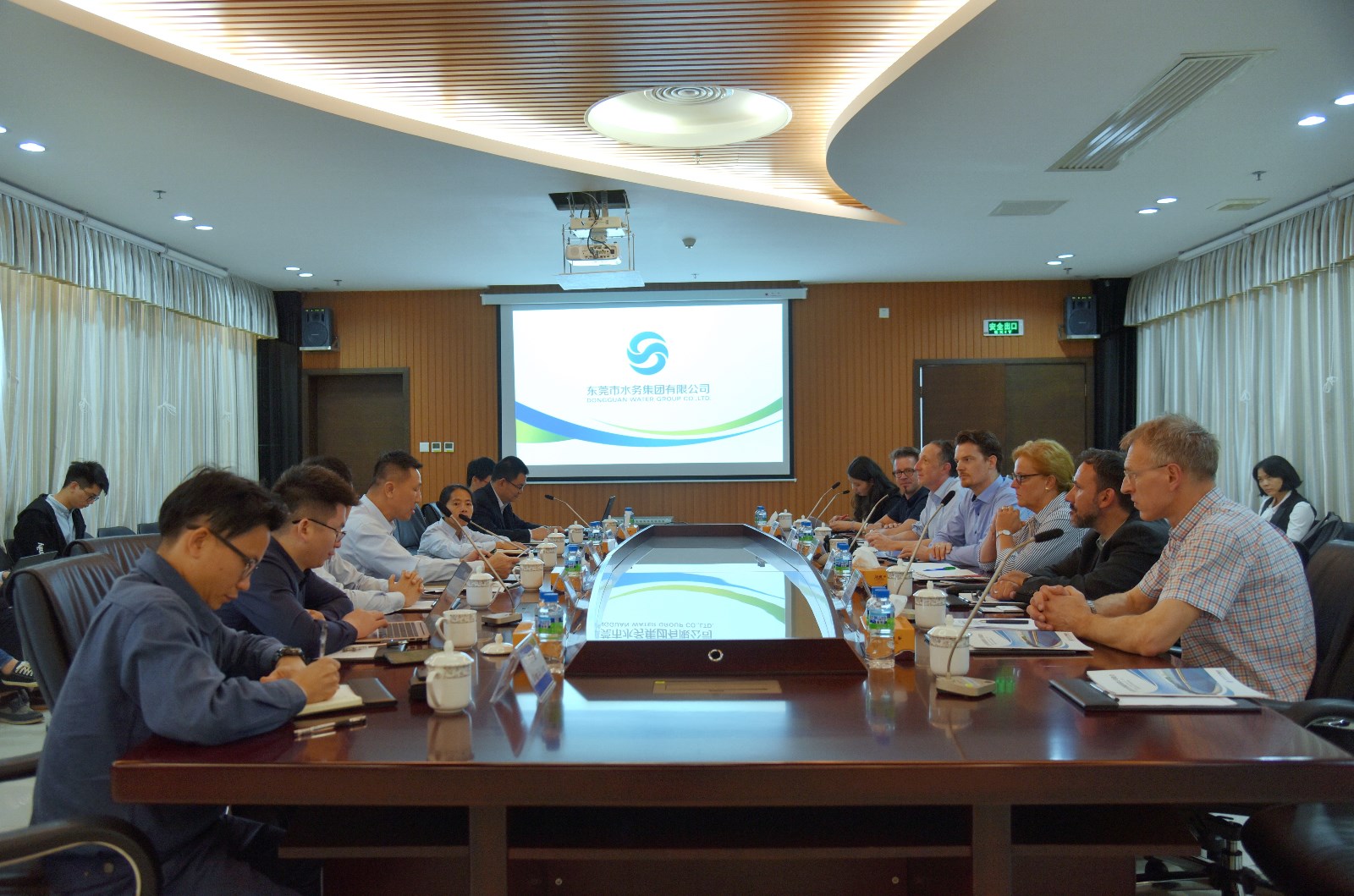 东江水务公司与代表团一行在第六水厂会议室进行座谈交流