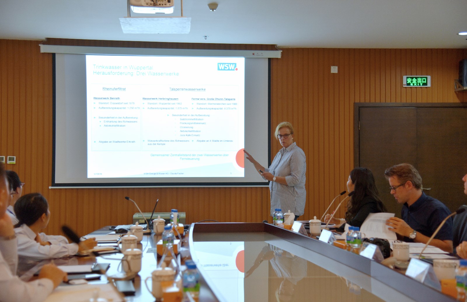 东江水务公司与代表团一行在第六水厂会议室进行座谈交流