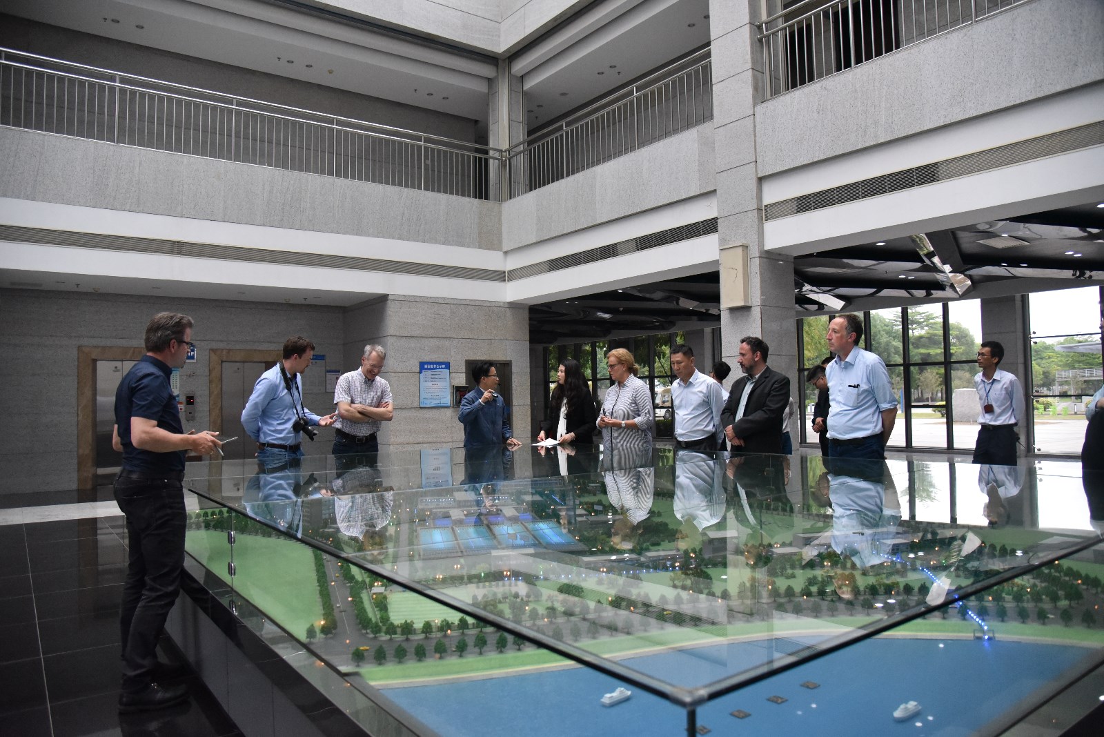 代表团一行参观第六水厂