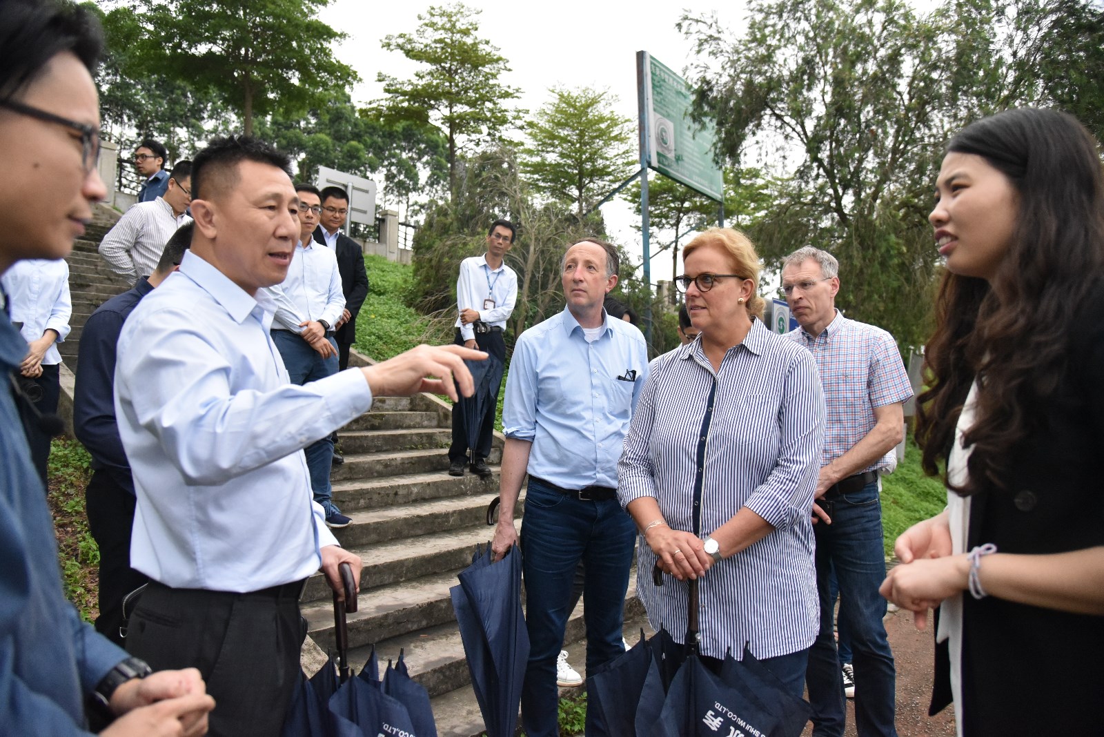 桃花视频
党委委员、副总经理唐旭现场向代表团一行讲解、交流