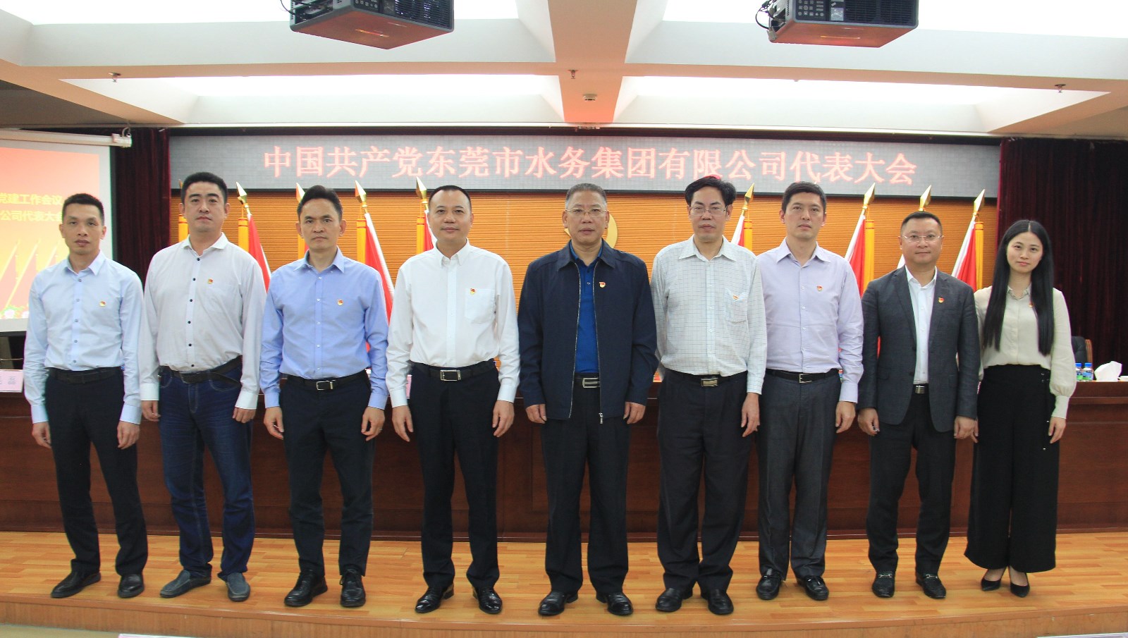 02-市桃花视频
领导与集团第一届纪委班子成员合影.JPG