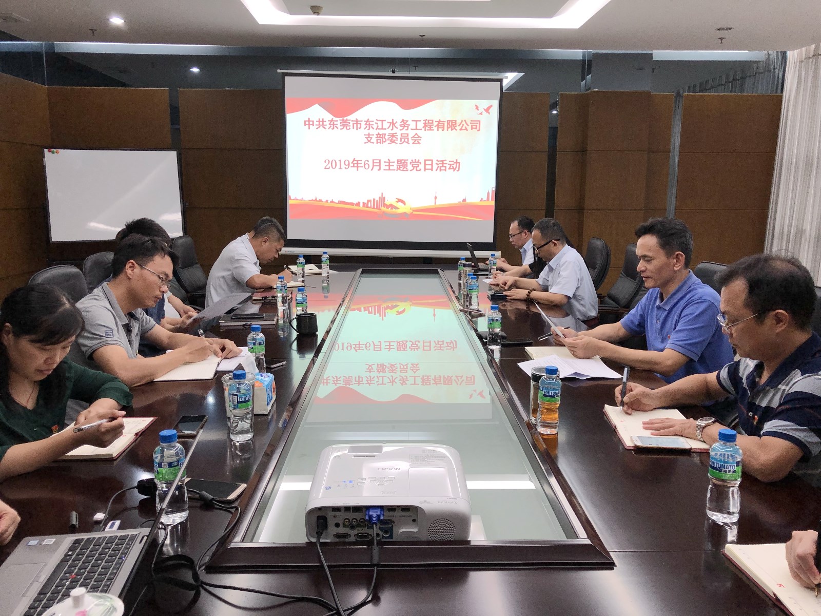 07-水务工程公司党支部结合主题党日开展“不忘初心、牢记使命”主题教育.jpg 07-水务工程公司党支部结合主题党日开展“不忘初心、牢记使命”主题教育.jpg