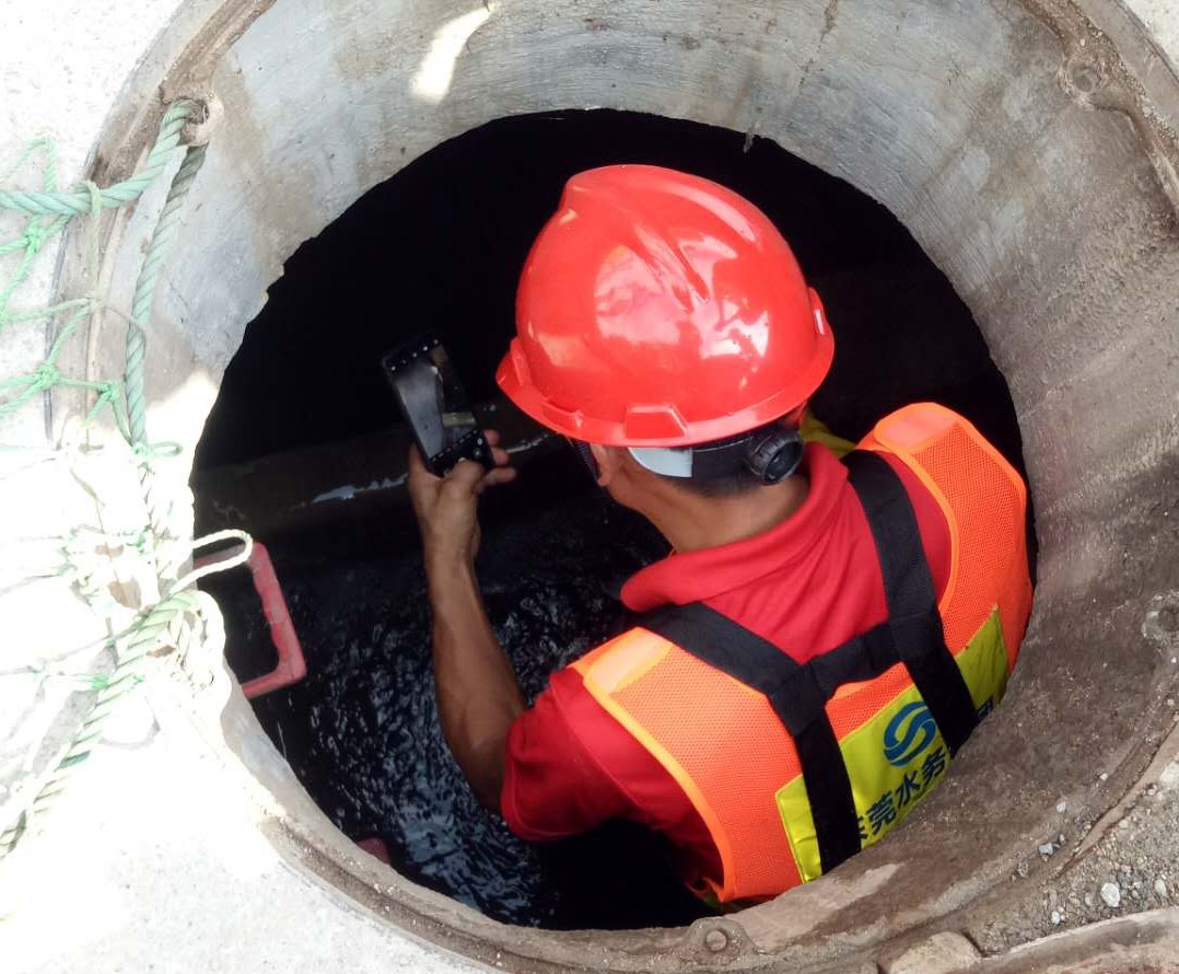 13-图为水务工程公司党员排查污水井内是否有堆积垃圾、水流是否畅通等情况.jpg 13-图为水务工程公司党员排查污水井内是否有堆积垃圾、水流是否畅通等情况.jpg