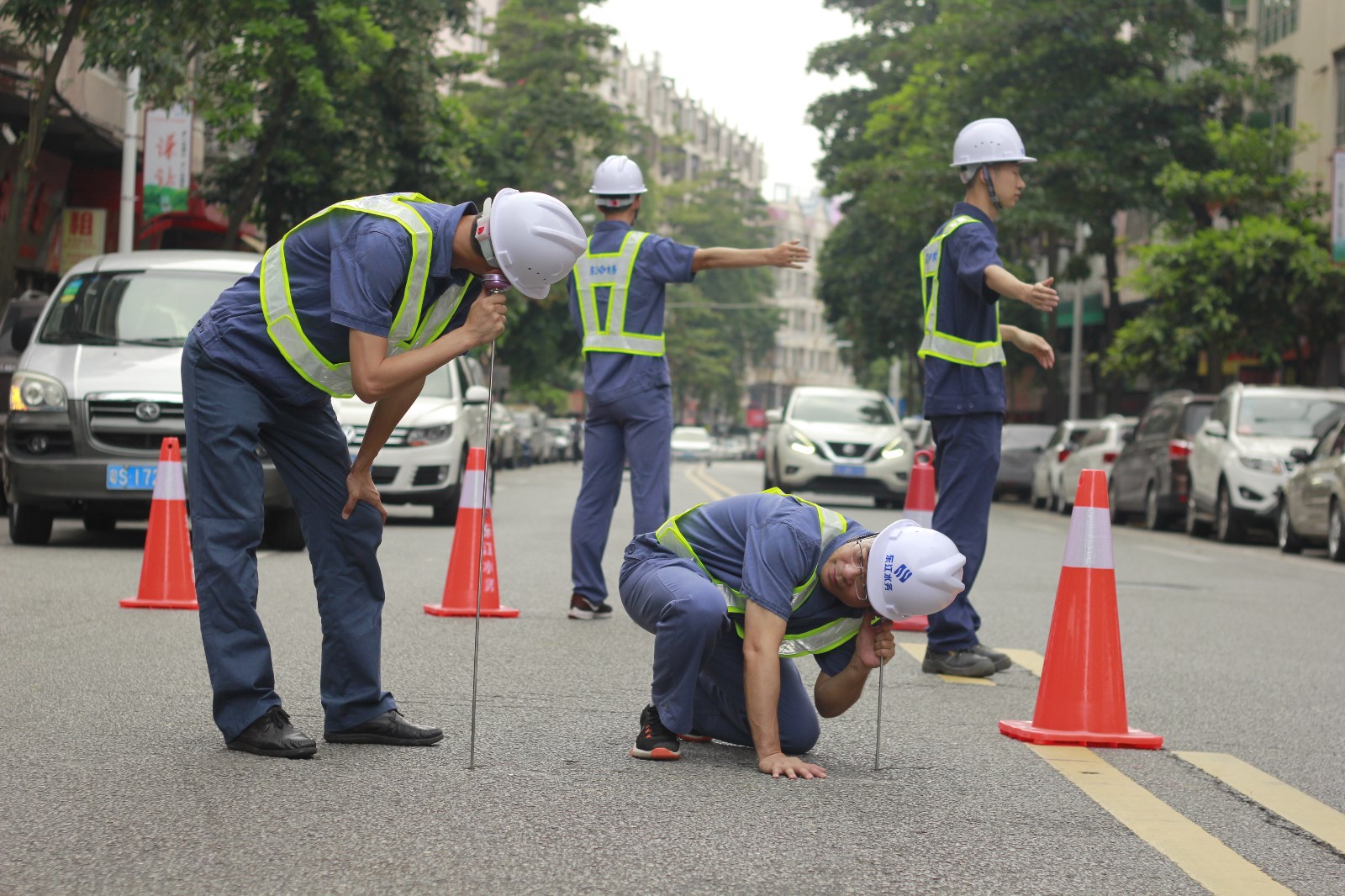 04-林华海(右二)及检漏组组员进行检漏.jpg 04-林华海(右二)及检漏组组员进行检漏.jpg