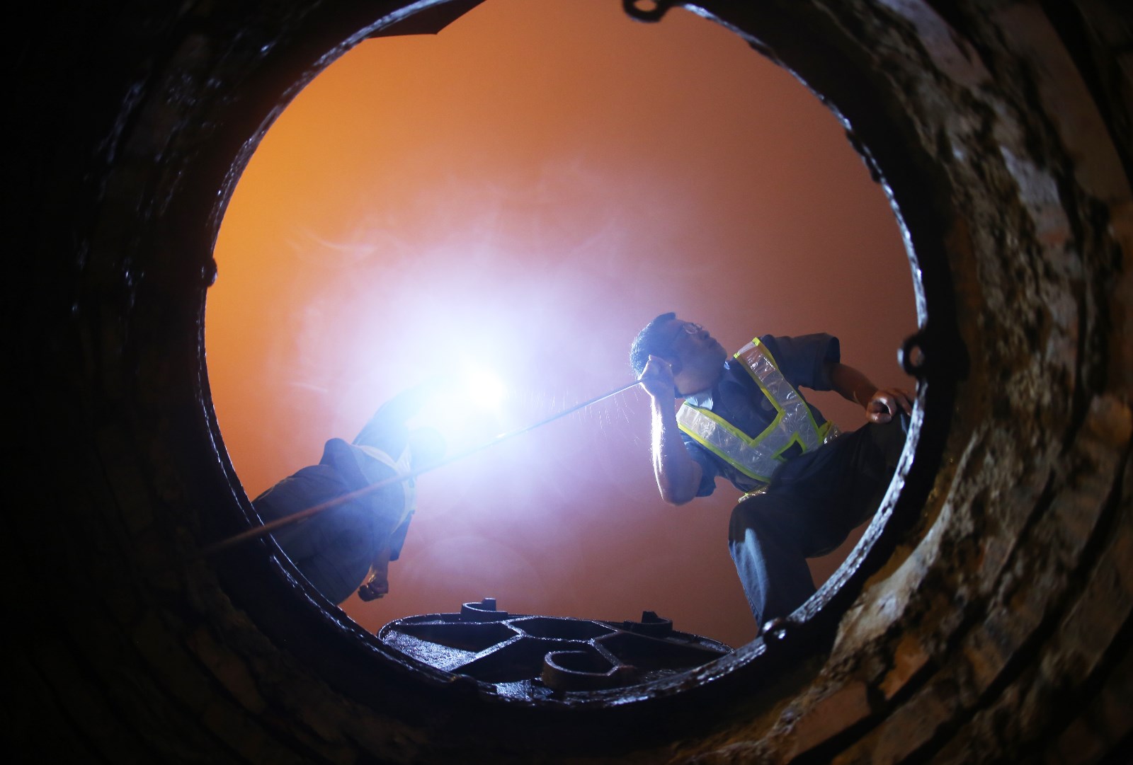 06-林华海用听音棒对管道进行检查.jpg 06-林华海用听音棒对管道进行检查.jpg