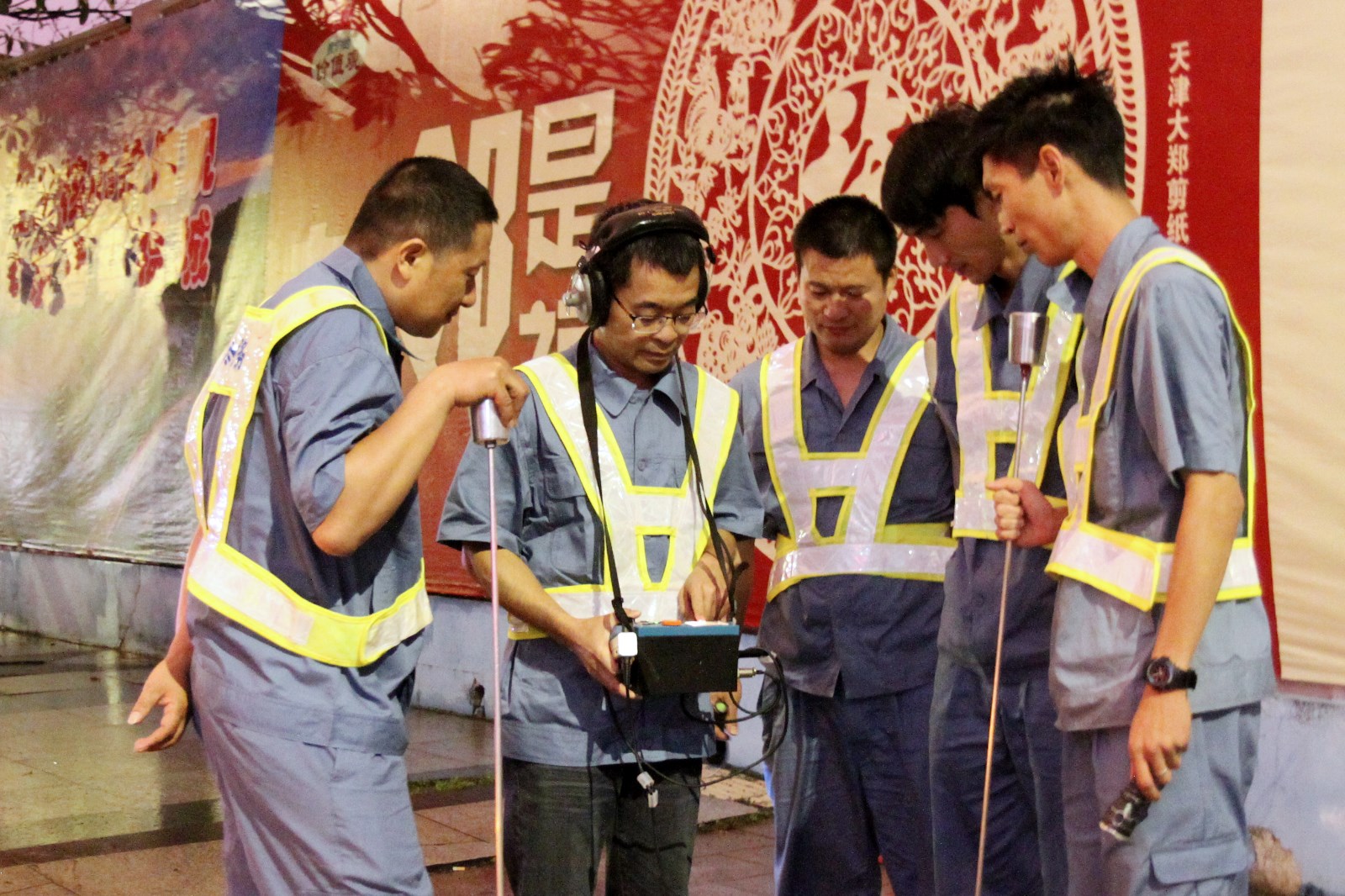 03-林华海(左二)与检漏组组员利用听漏仪进行探漏.jpg 03-林华海(左二)与检漏组组员利用听漏仪进行探漏.jpg