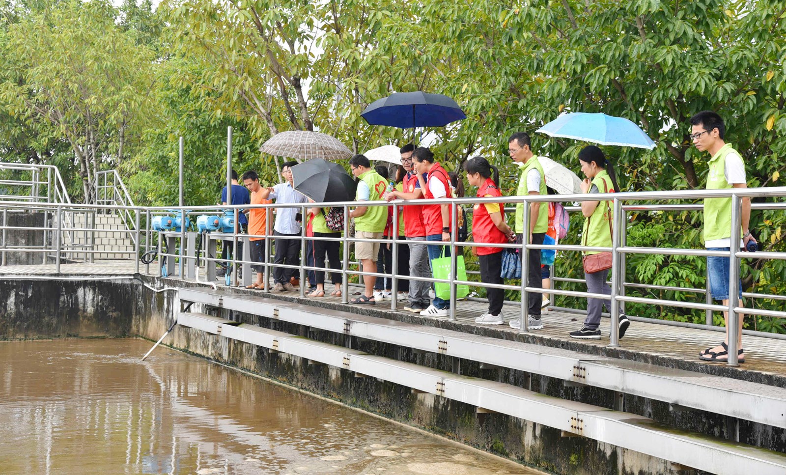 07-市民实地参观市区污水处理厂污水处理流程.jpg 07-市民实地参观市区污水处理厂污水处理流程.jpg