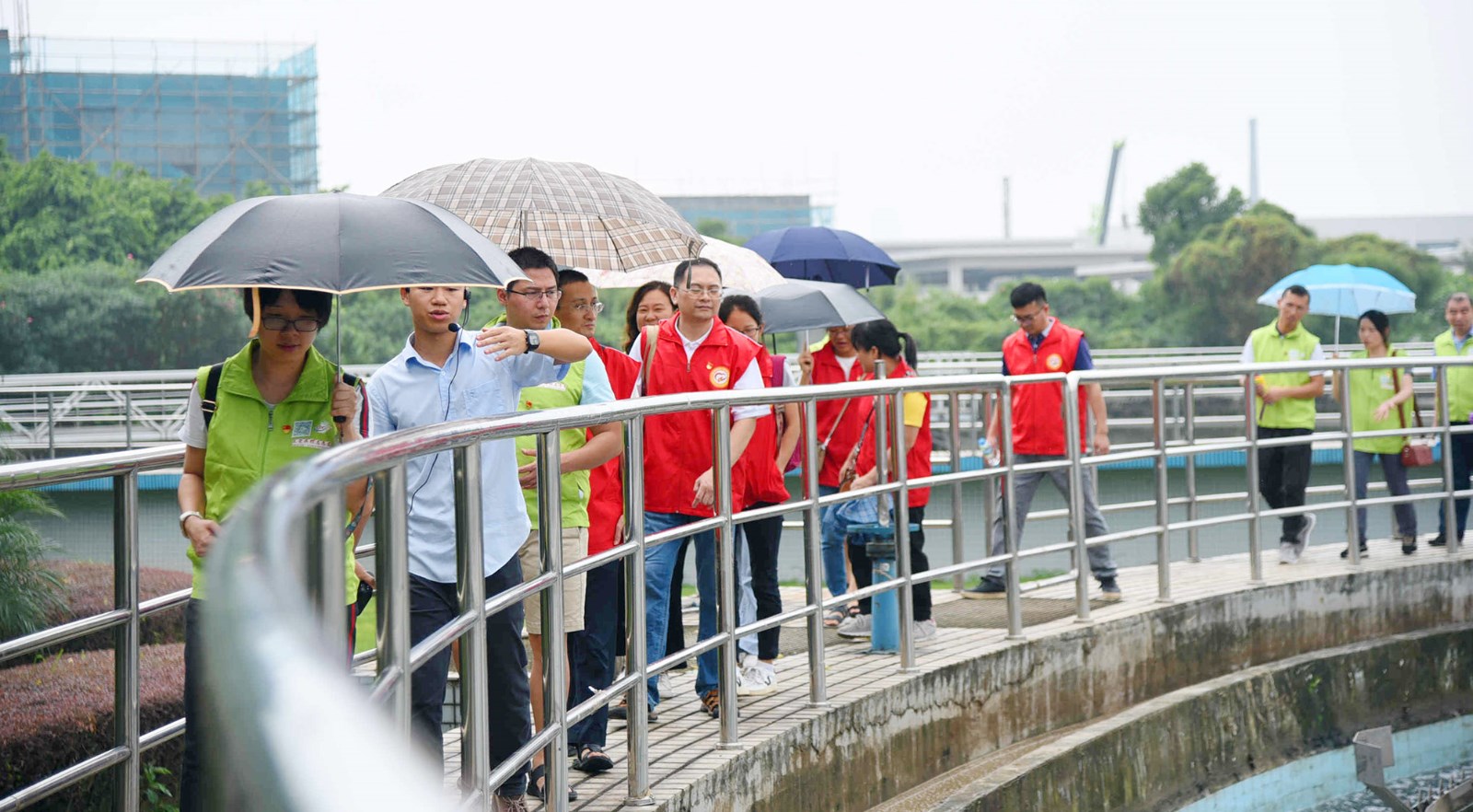 08-市民走进市区污水处理厂实地了解污水处理流程.jpg 08-市民走进市区污水处理厂实地了解污水处理流程.jpg