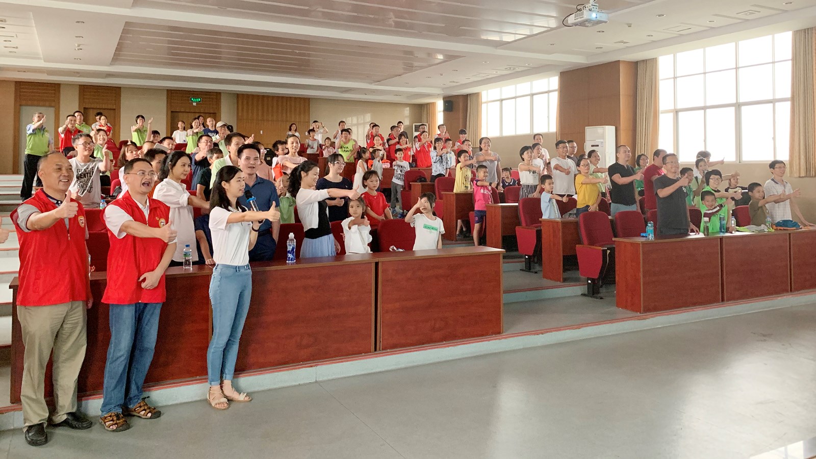 09-活动现场宣读《节水倡议书》.jpg 09-活动现场宣读《节水倡议书》.jpg