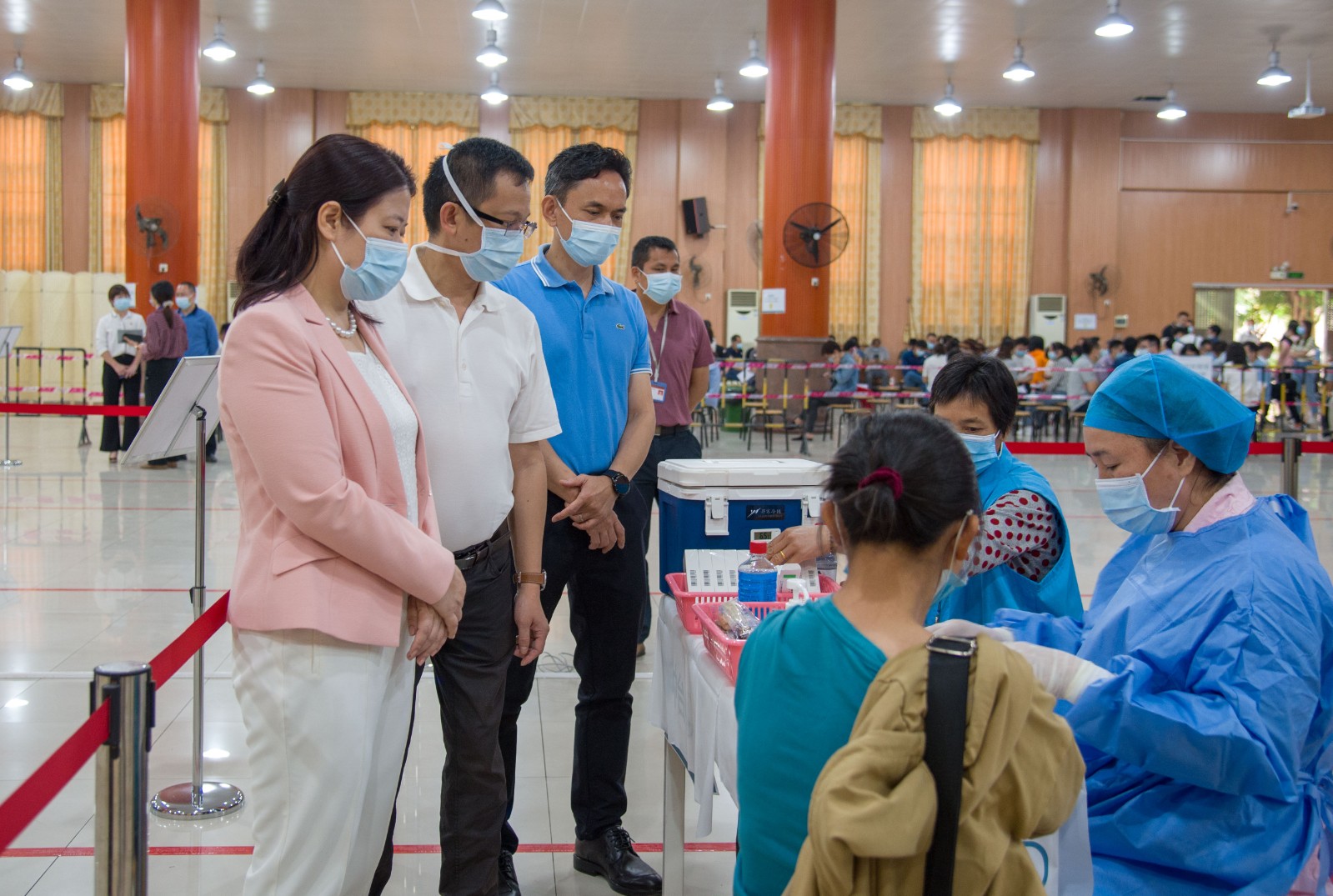 东城街道办事处副主任余伟红莅临接种现场.jpg 东城街道办事处副主任余伟红莅临接种现场.jpg