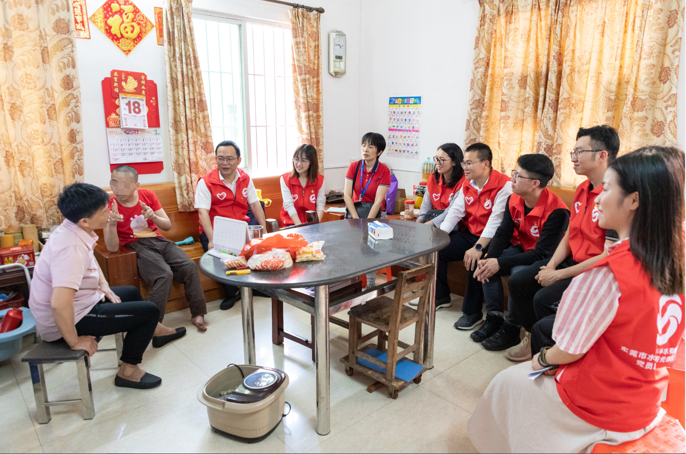 志愿者一行到患病儿童家里实地慰问.png 志愿者一行到患病儿童家里实地慰问.png