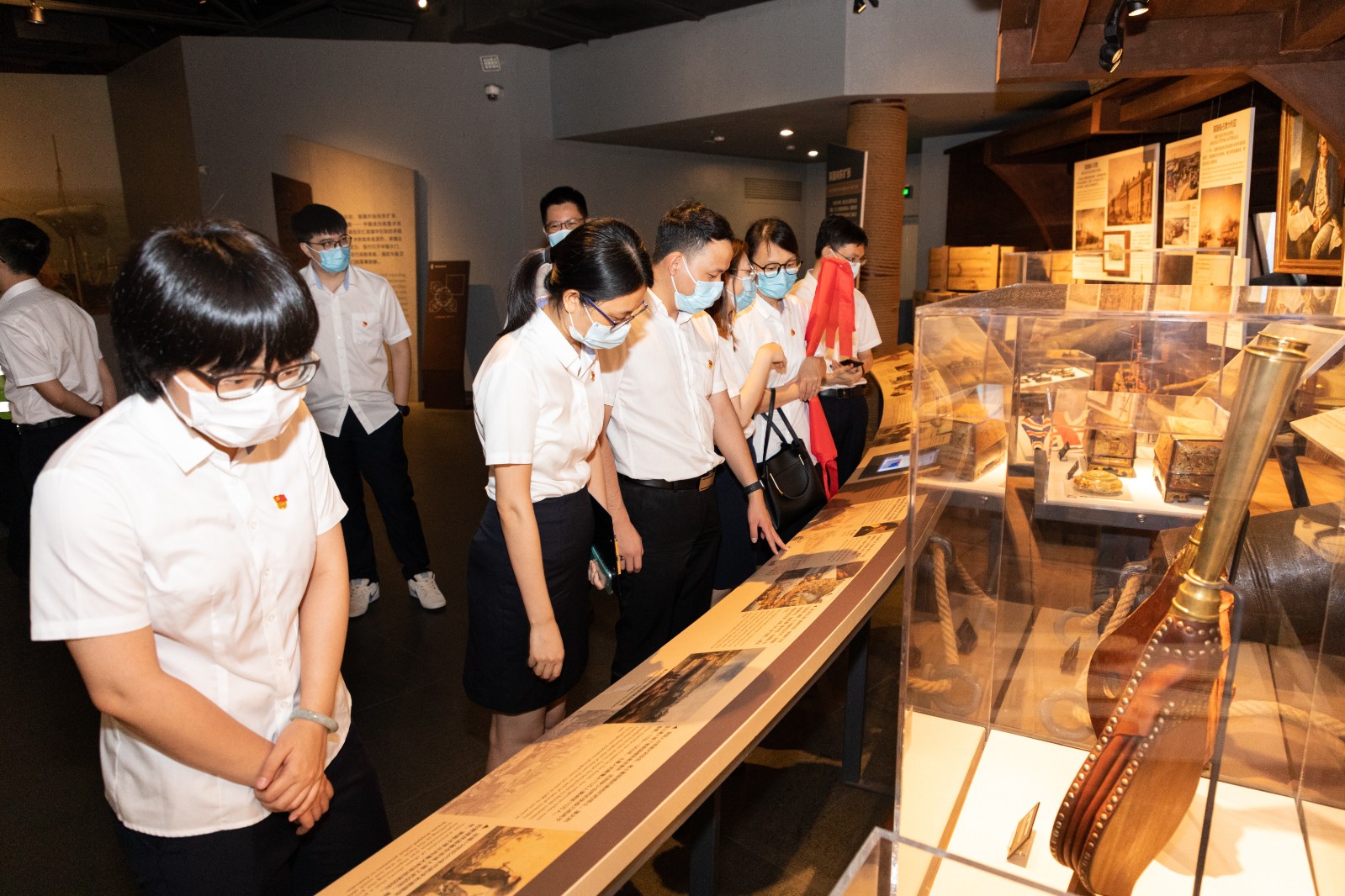 党员认真参观虎门海战博物馆陈列资料1.jpg 党员认真参观虎门海战博物馆陈列资料1.jpg