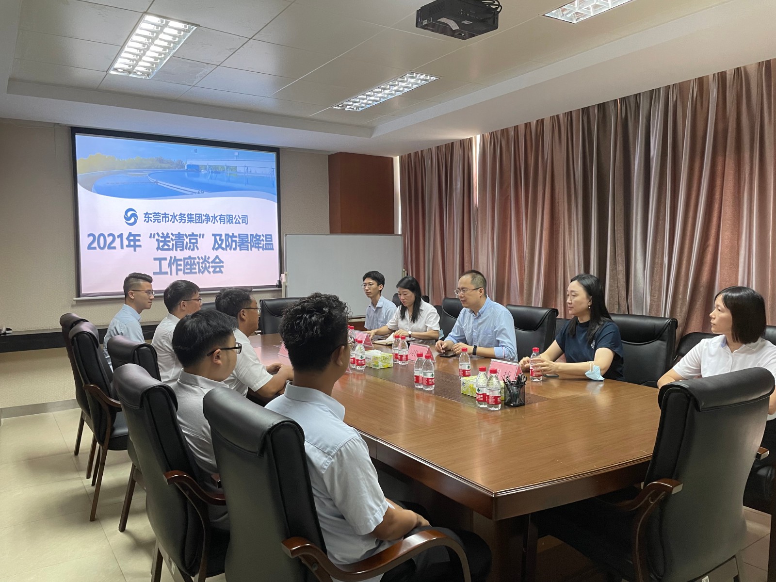 图3.刘伟洪总经理助理到净水公司石碣污水处理厂慰问一线员工.jpg 图3.刘伟洪总经理助理到净水公司石碣污水处理厂慰问一线员工.jpg