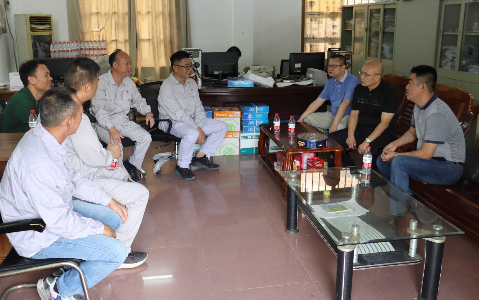 图4.毛磊副总经理到工程公司管道维护分公司慰问一线员工.jpg 图4.毛磊副总经理到工程公司管道维护分公司慰问一线员工.jpg