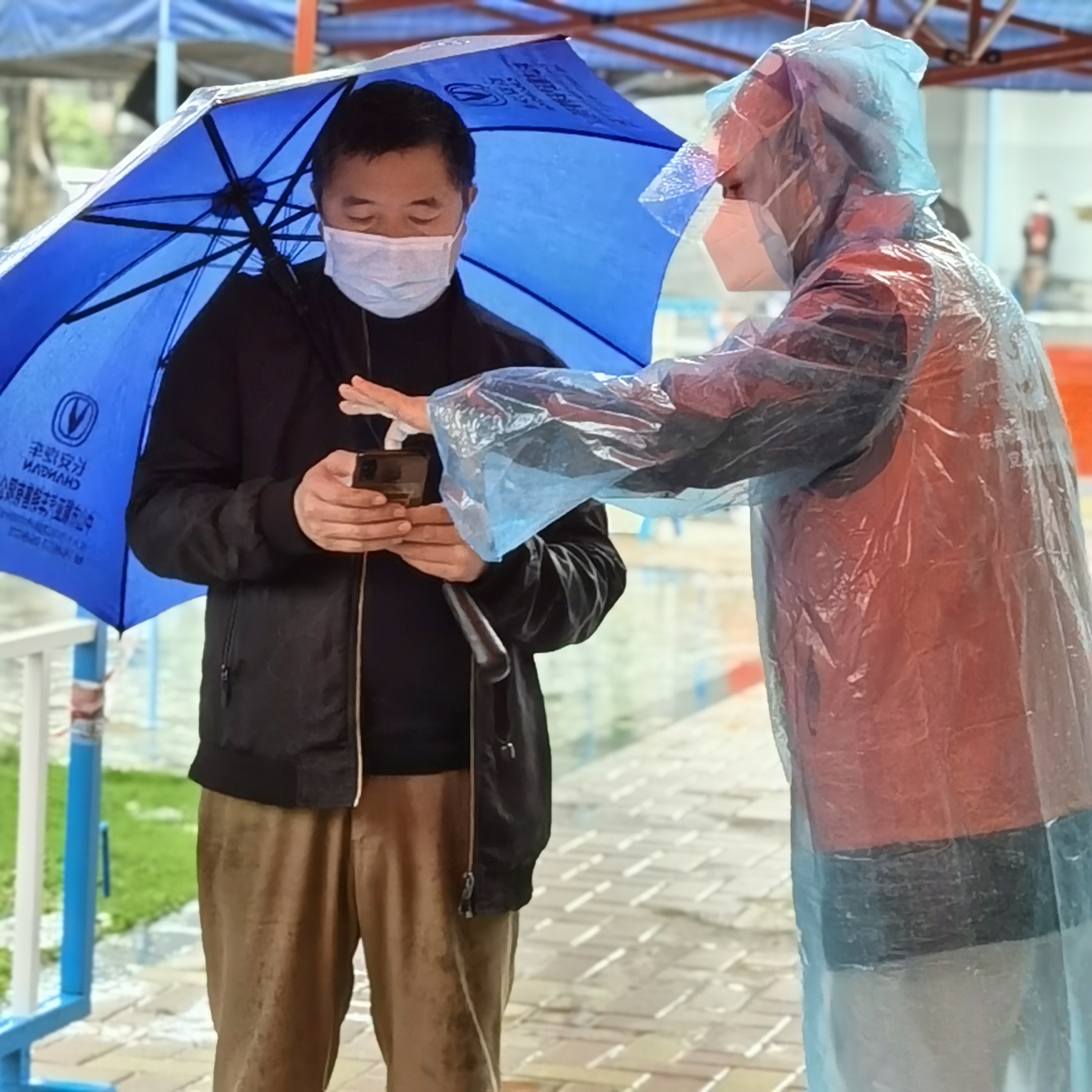 03-党员协助社区群众出示“三码”.jpg 03-党员协助社区群众出示“三码”.jpg