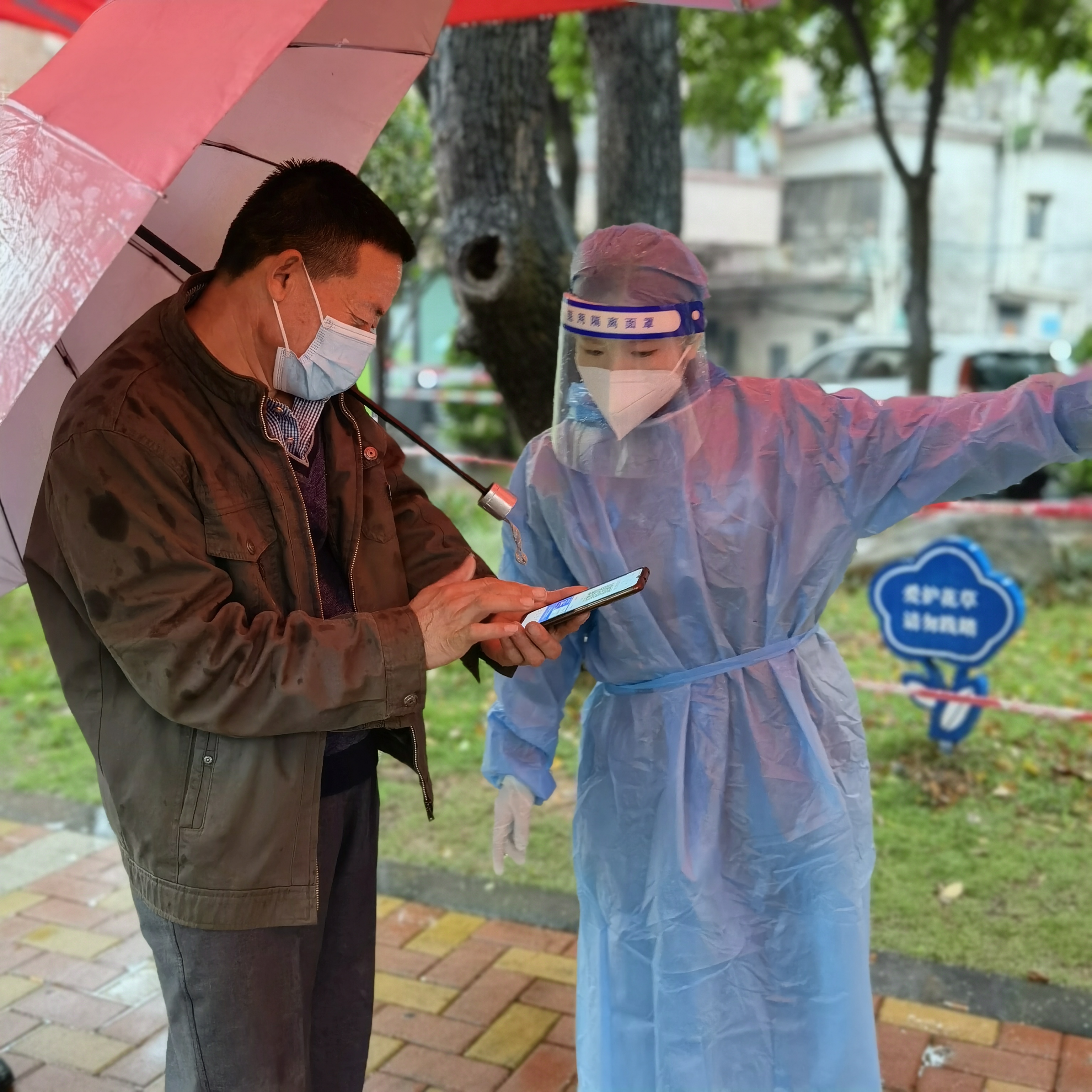 04-党员协助社区群众出示“三码”.jpg 04-党员协助社区群众出示“三码”.jpg