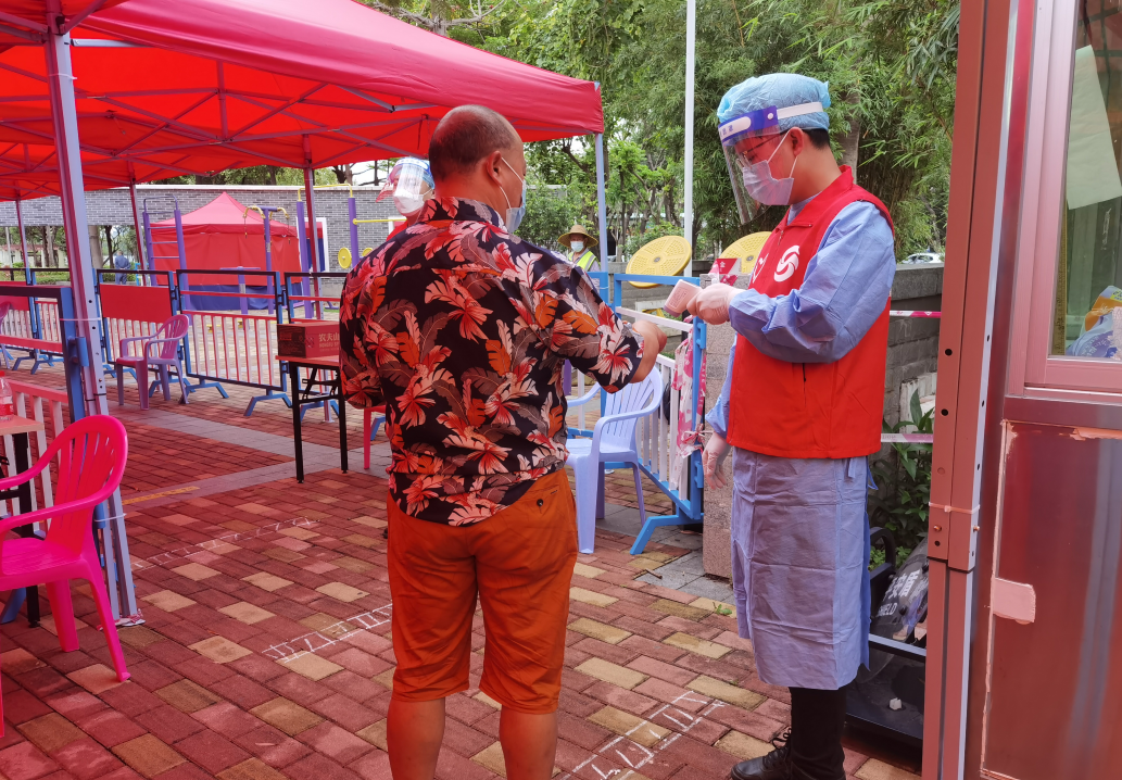 05-党员帮社区群众测量体温.jpg 05-党员帮社区群众测量体温.jpg