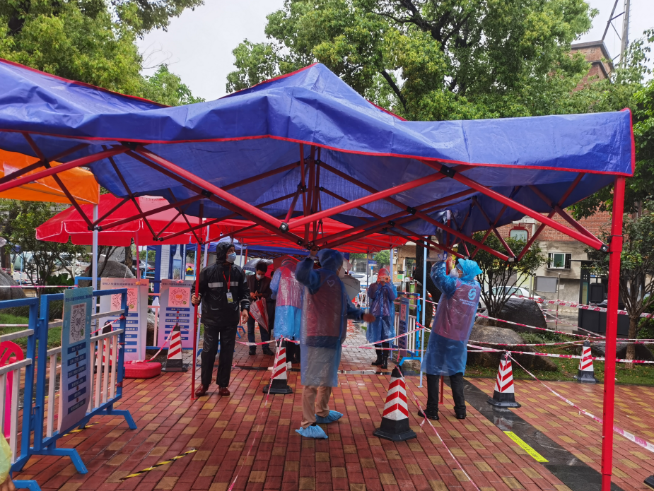 08-党员帮忙架起雨篷.jpg 08-党员帮忙架起雨篷.jpg