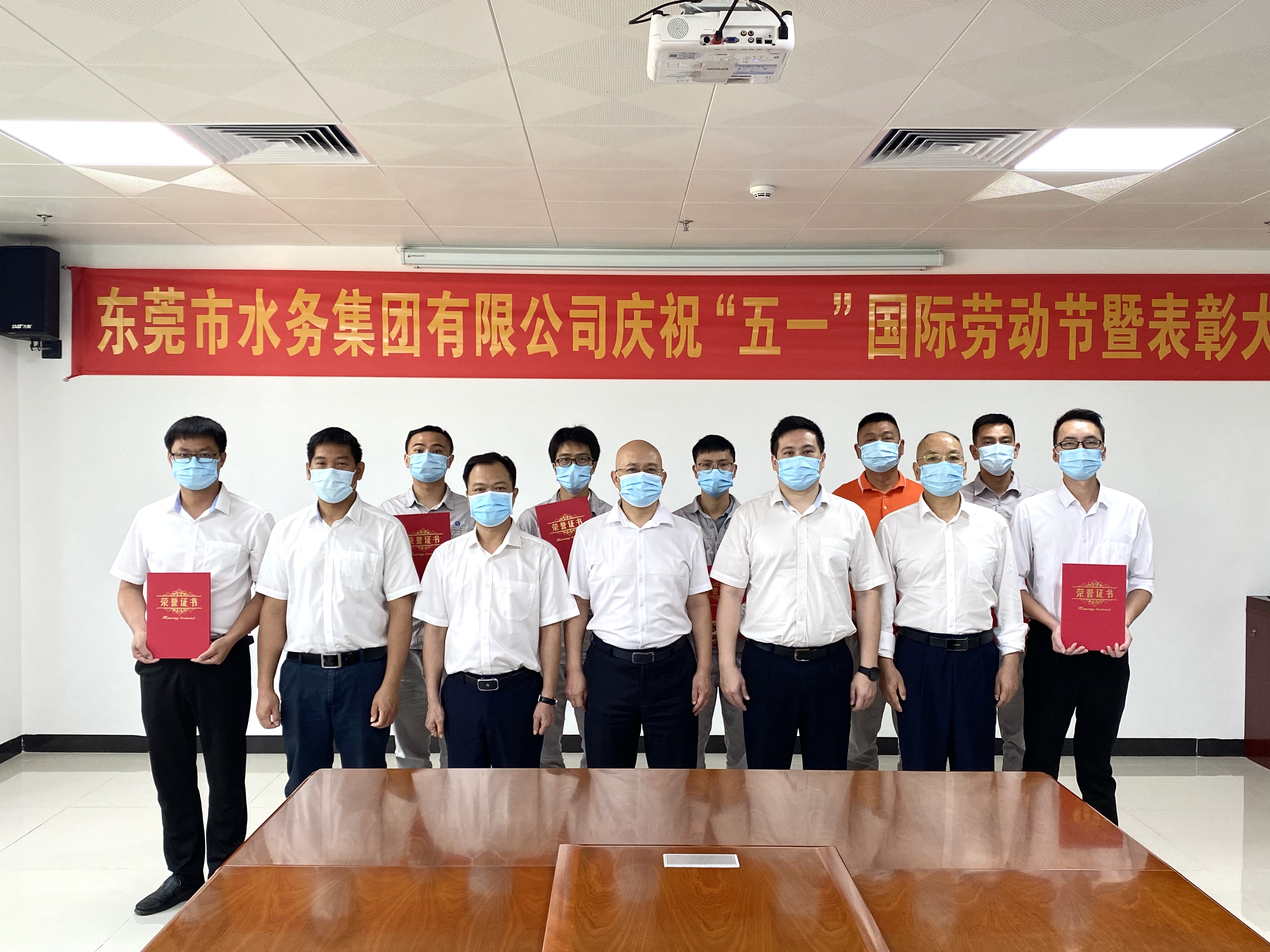 工程公司领导班子与先进个人合照.jpg 工程公司领导班子与先进个人合照.jpg