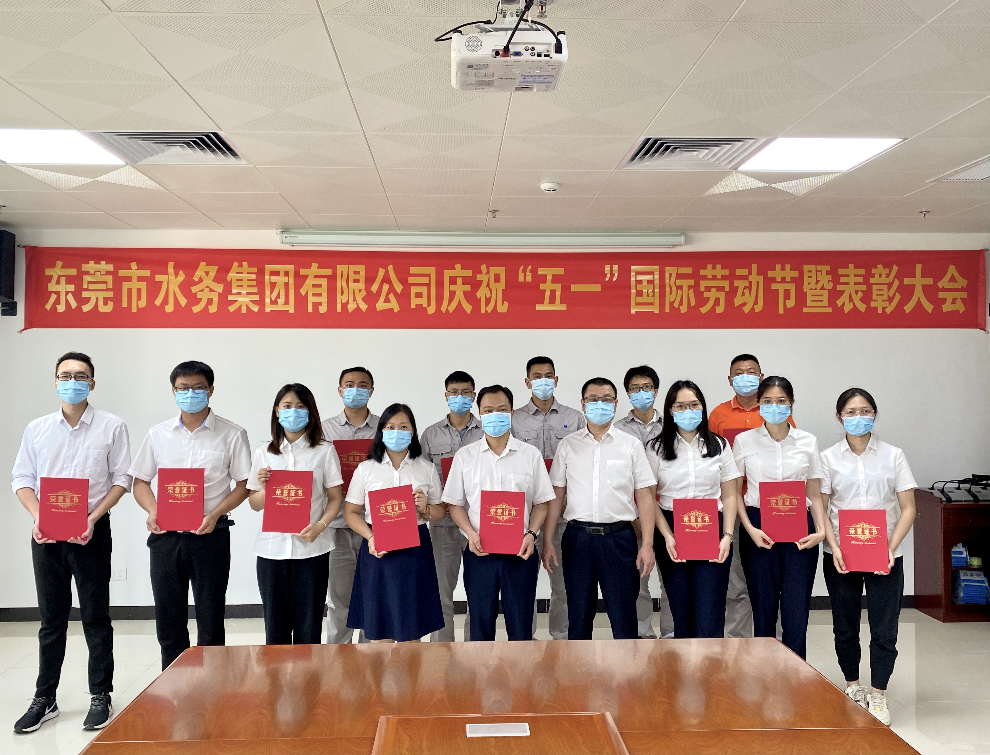 工程公司工会正副主席与先进个人合照.jpg 工程公司工会正副主席与先进个人合照.jpg