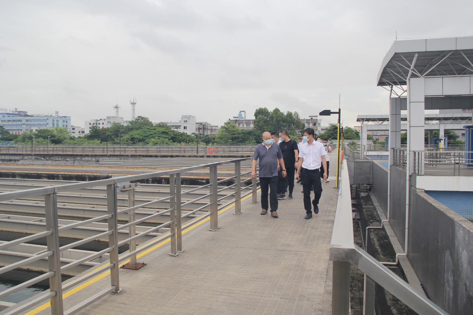 实地参观平流沉淀池等水处理设施.jpg 实地参观平流沉淀池等水处理设施.jpg