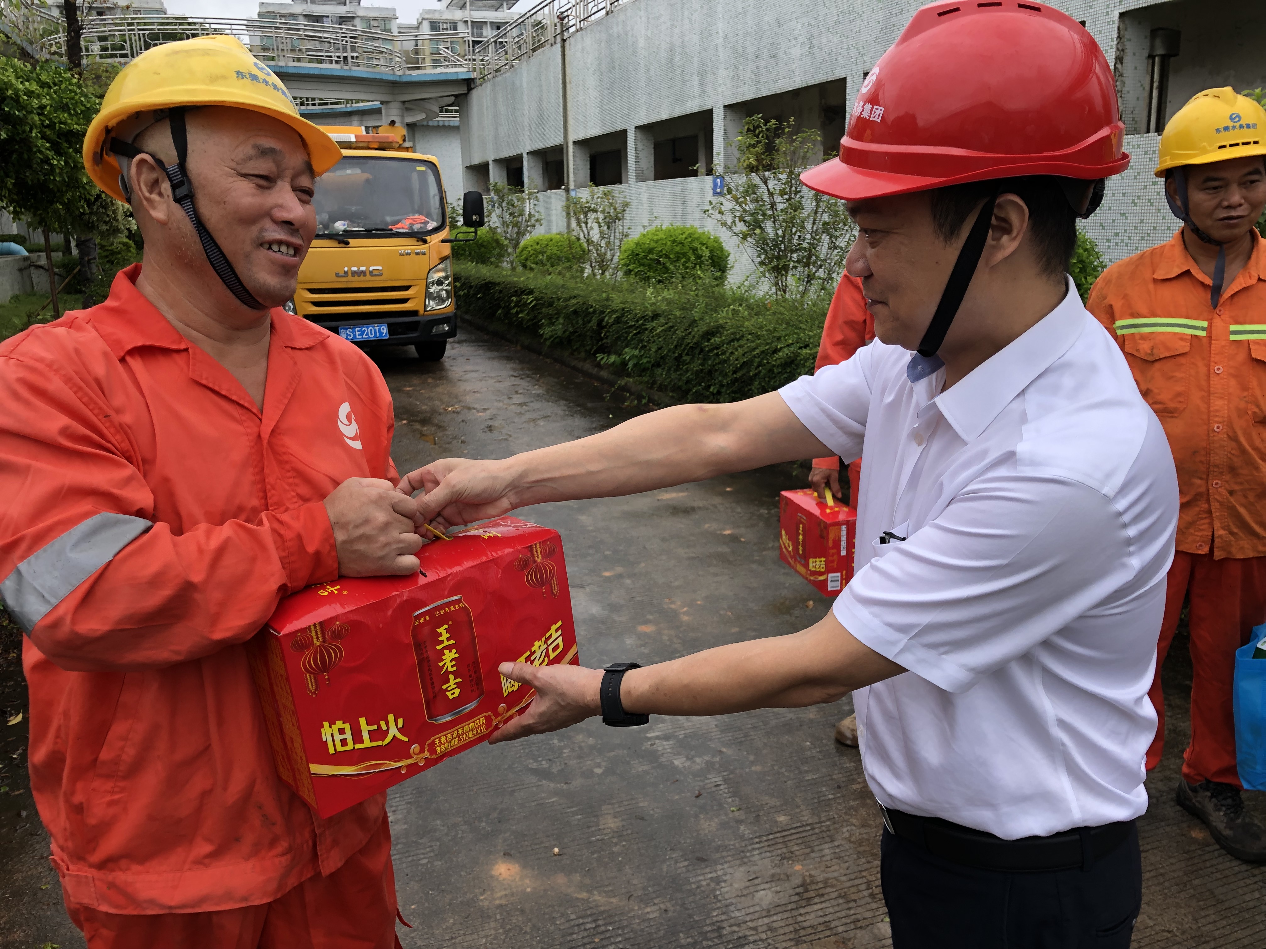 工程公司工会主席叶国良为一线职工送上清凉慰问品.JPG