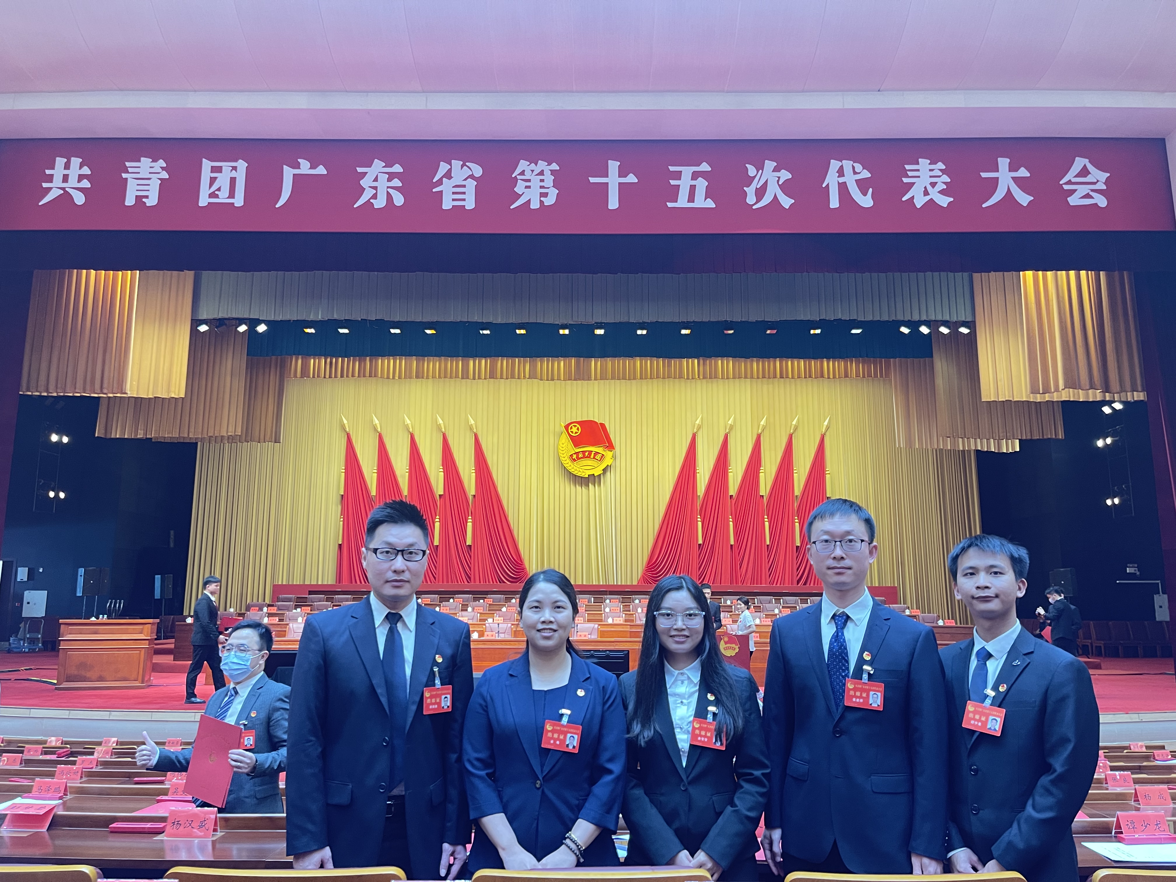 团代表合影.jpg 团代表合影.jpg