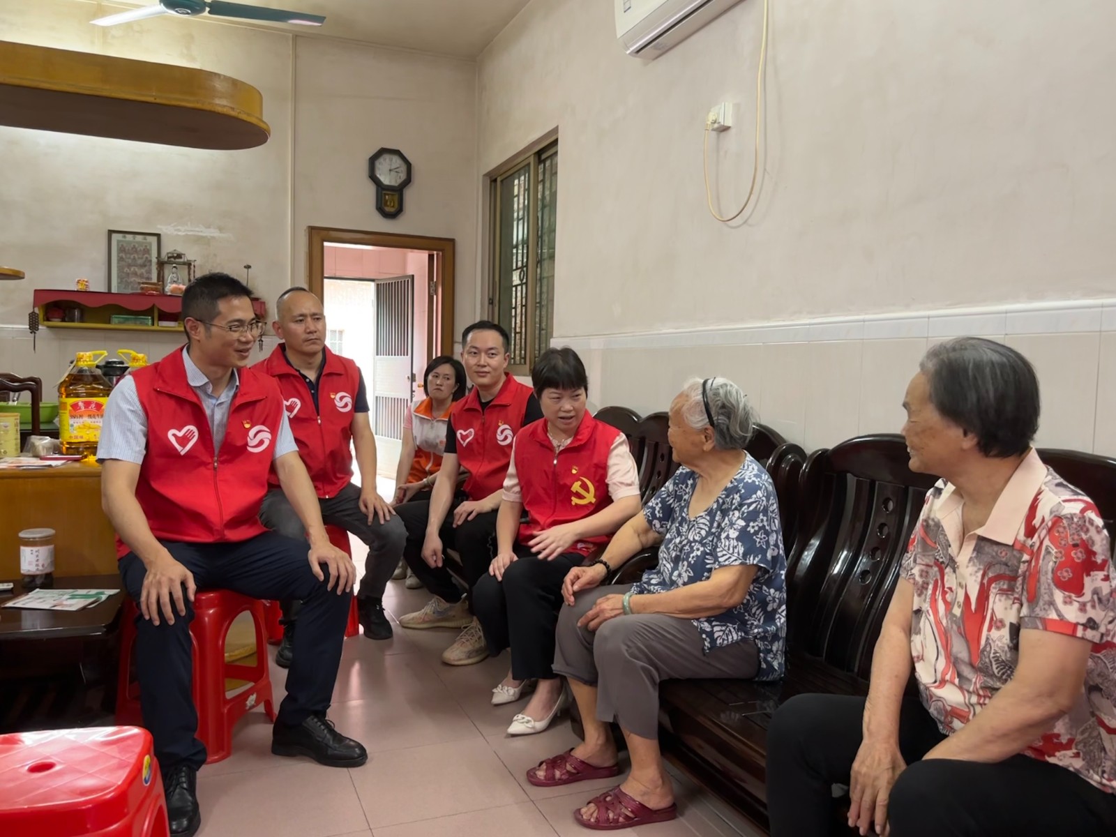 与长者细心交谈1.jpg 与长者细心交谈1.jpg