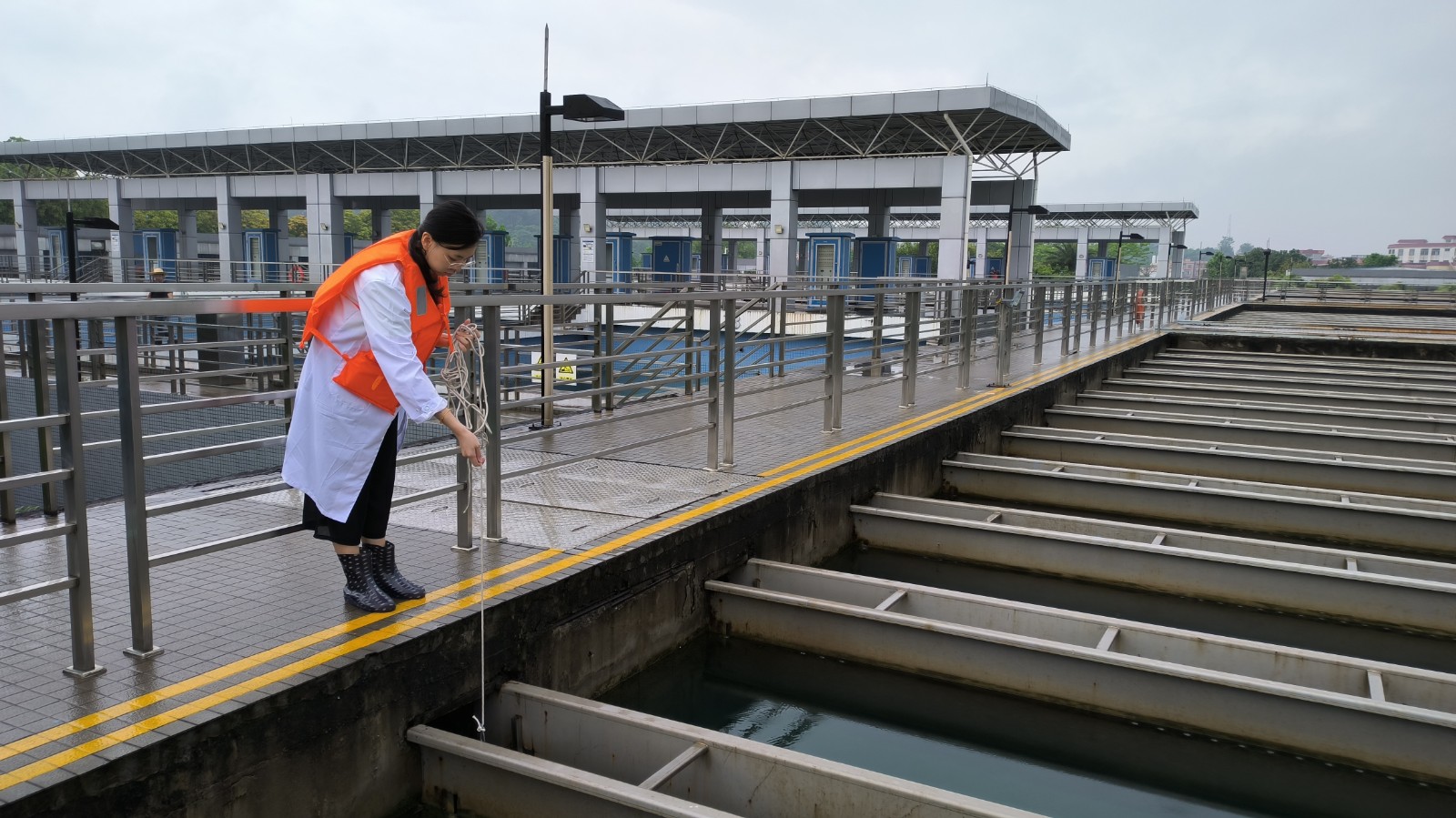 桃花视频
第六水厂水质化验员对平流池水质进行取样检测_副本.jpg 桃花视频
第六水厂水质化验员对平流池水质进行取样检测_副本.jpg
