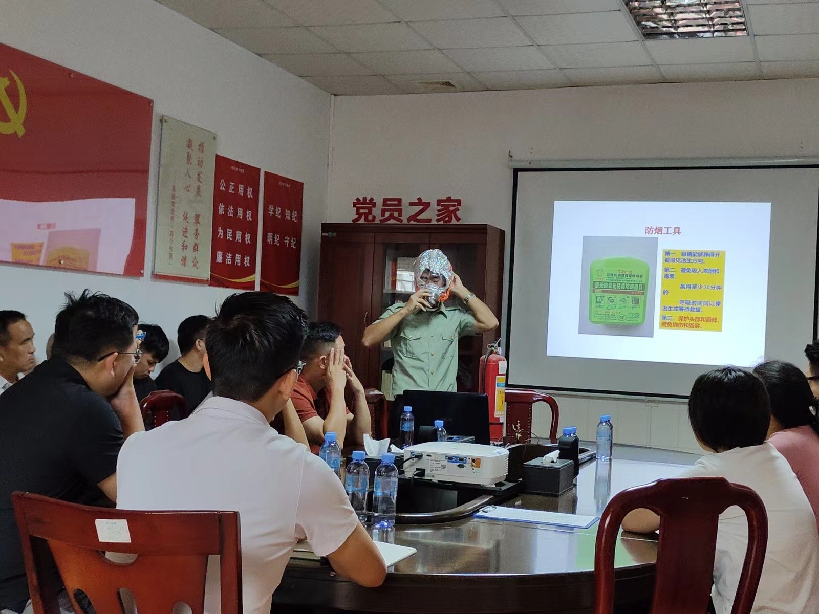开展消防安全知识培训讲座 (1).jpg 开展消防安全知识培训讲座 (1).jpg