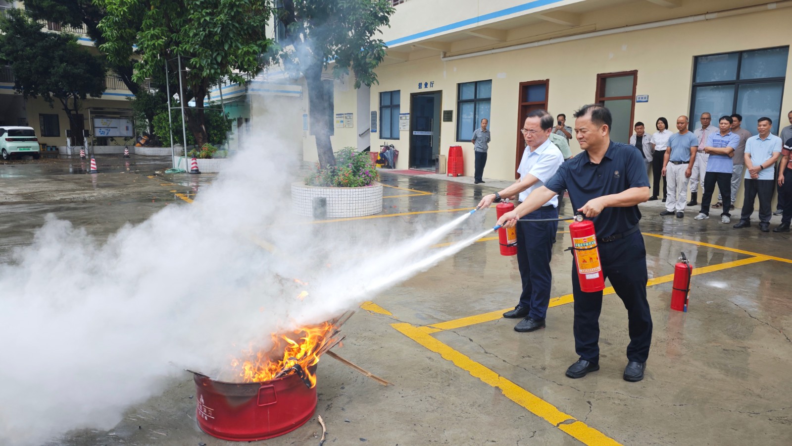 开展消防应急演练 (1).jpg 开展消防应急演练 (1).jpg