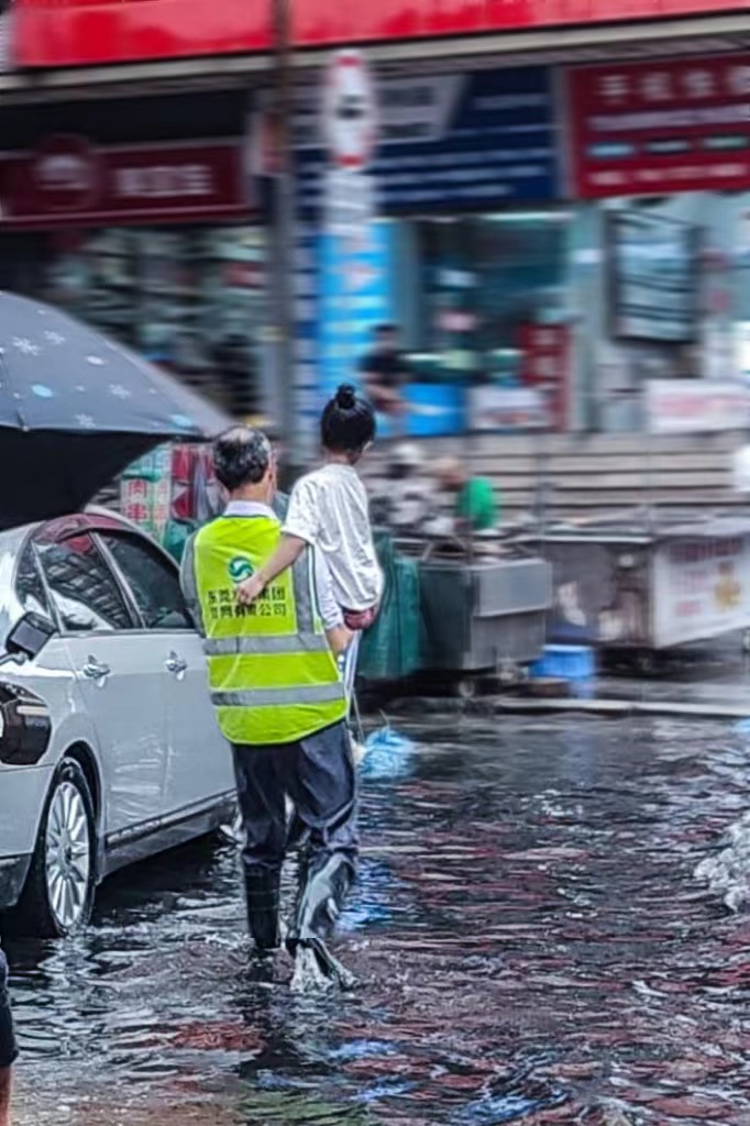 第三分公司运营工作部运维人员在内涝点协助市民转移.jpg 第三分公司运营工作部运维人员在内涝点协助市民转移.jpg