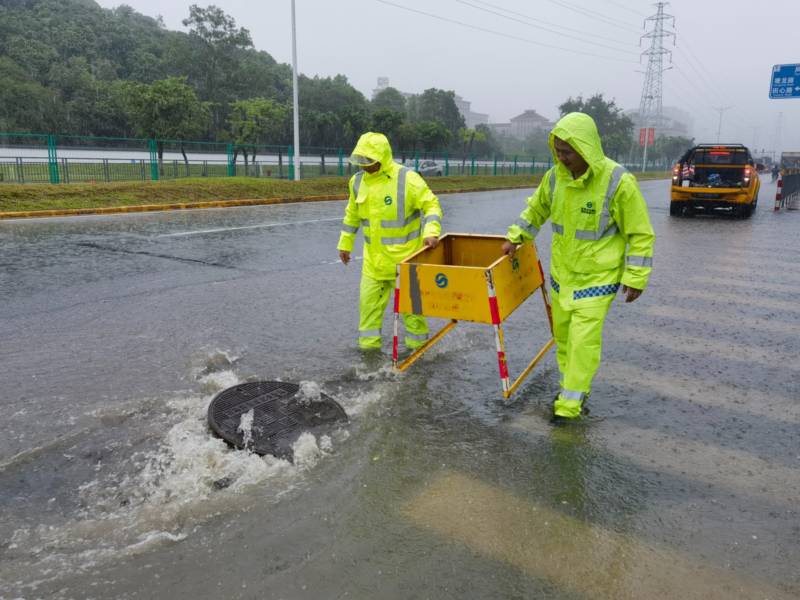 第六分公司运营工作部运维人员在迎宾大道排空道路积水、围蔽冒溢点1.jpg 第六分公司运营工作部运维人员在迎宾大道排空道路积水、围蔽冒溢点1.jpg