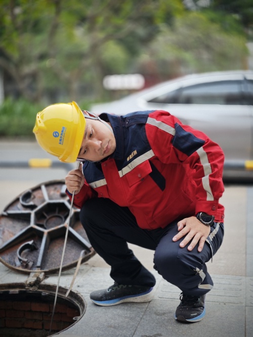 工作人员正开展探漏工作.jpg 工作人员正开展探漏工作.jpg