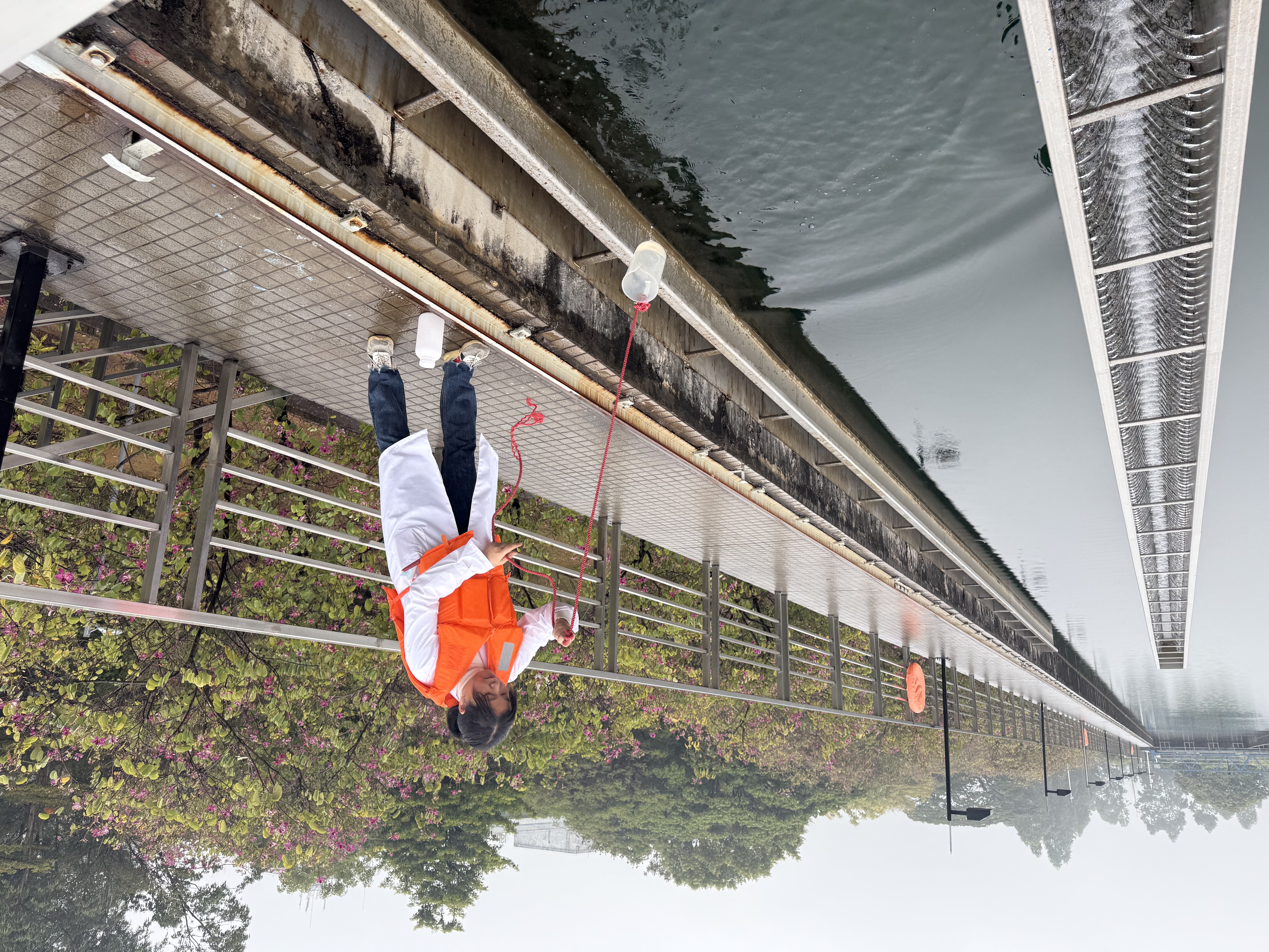 进行水样取样.jpg 进行水样取样.jpg