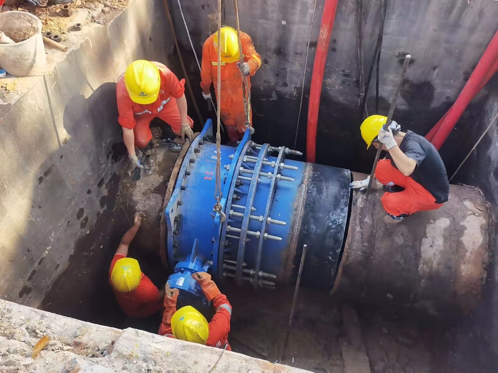 图2:DN1200供水管道抢修现场.jpg 图2:DN1200供水管道抢修现场.jpg