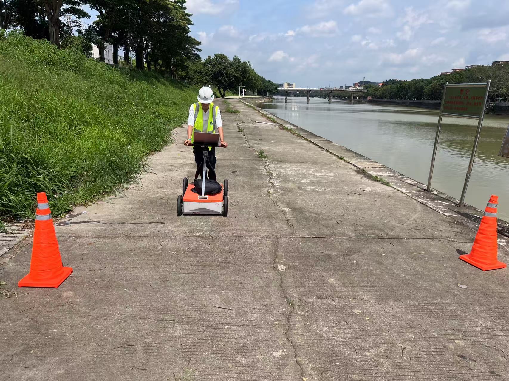 工作人员运用探地雷达探测技术对污水管道进行细致排查.jpg 工作人员运用探地雷达探测技术对污水管道进行细致排查.jpg