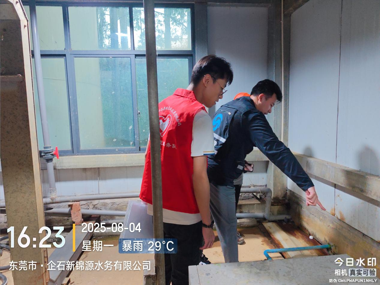 1.3 党员干部带头到全市61家污水处理厂，对污泥项目设施设备、材料堆放点、排水沟渠、绿化带等易积水区域开展排查和整改工作。.png