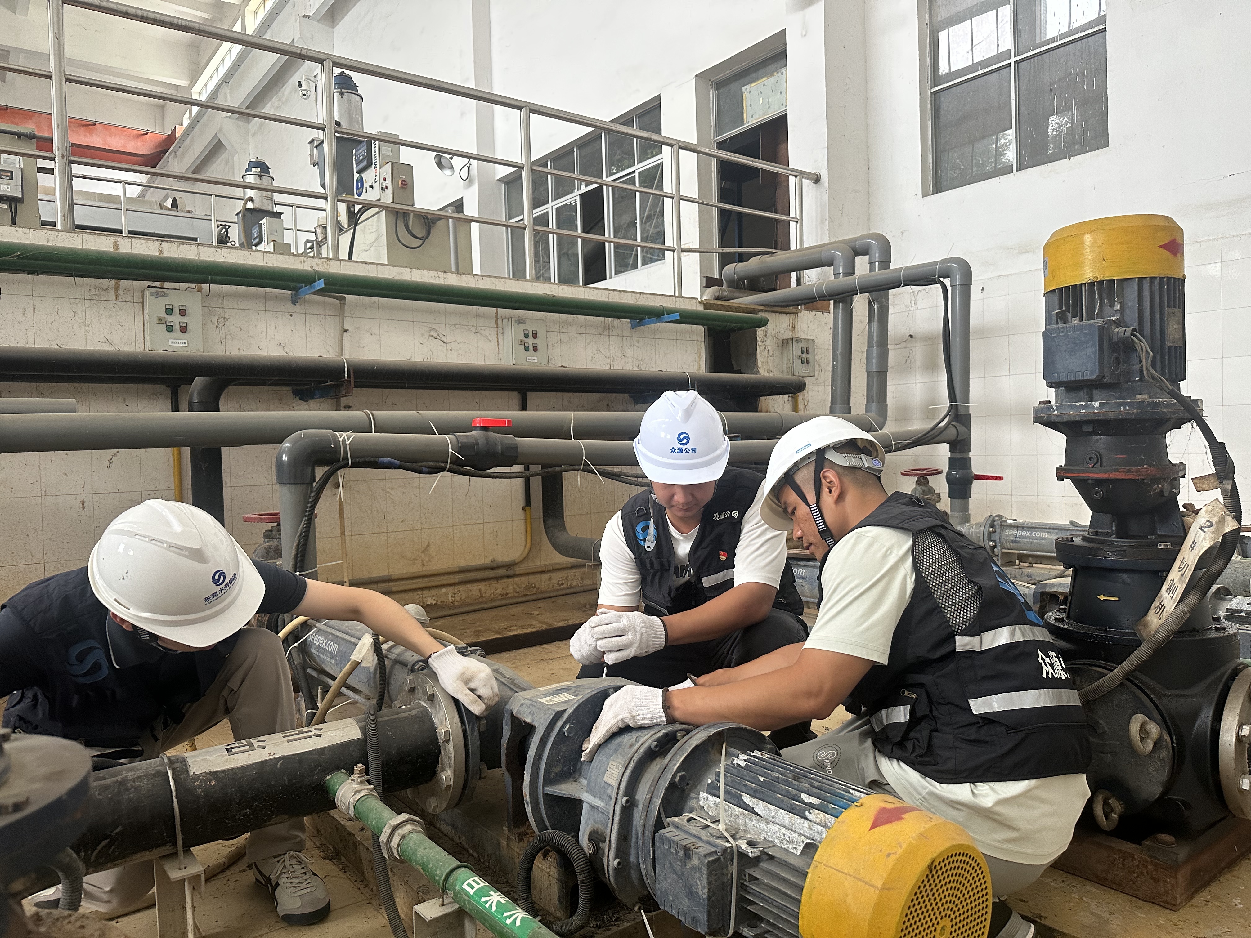 2.3 公司一线党员积极在岗位中发挥先锋模范作用，带头开展安全设备检查工作。.jpg