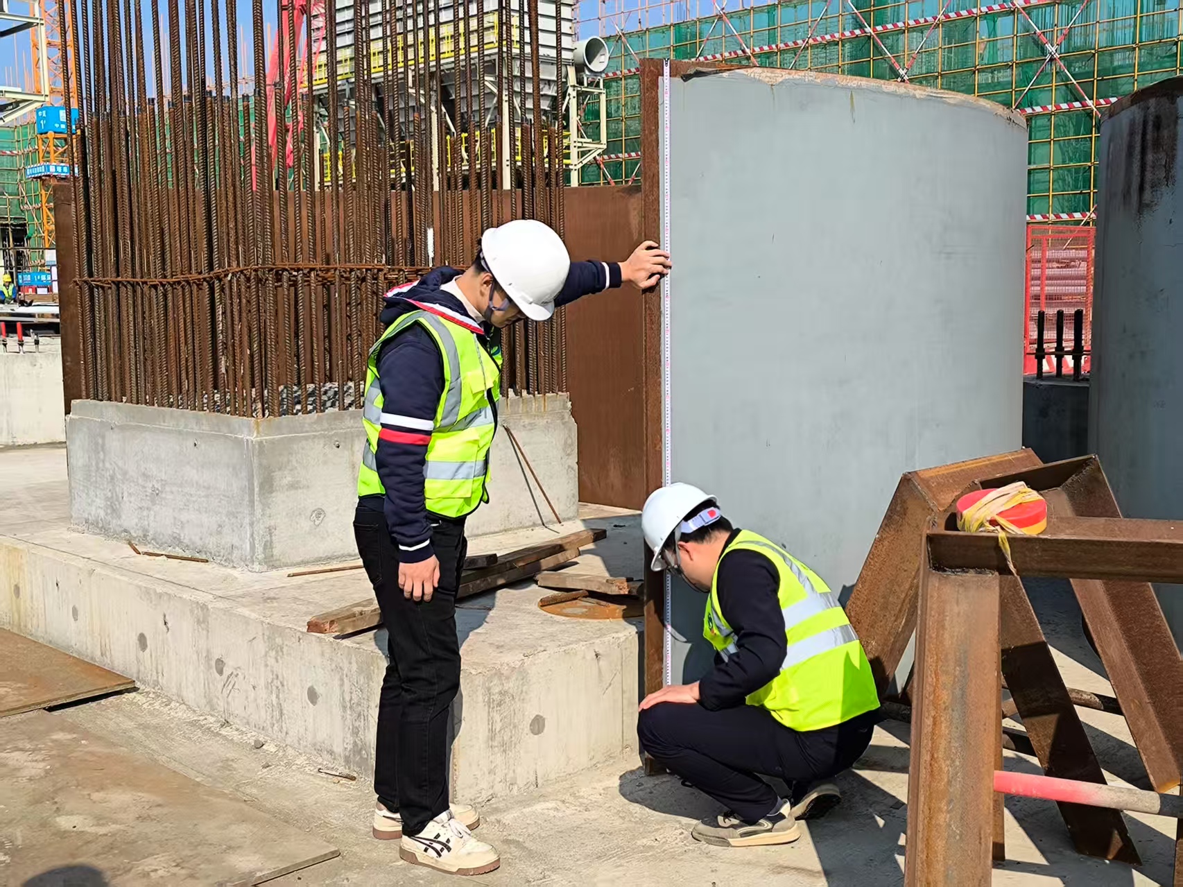 2.4 公司一线党员积极在岗位中发挥先锋模范作用，带头开展安全设备检查工作。.jpg