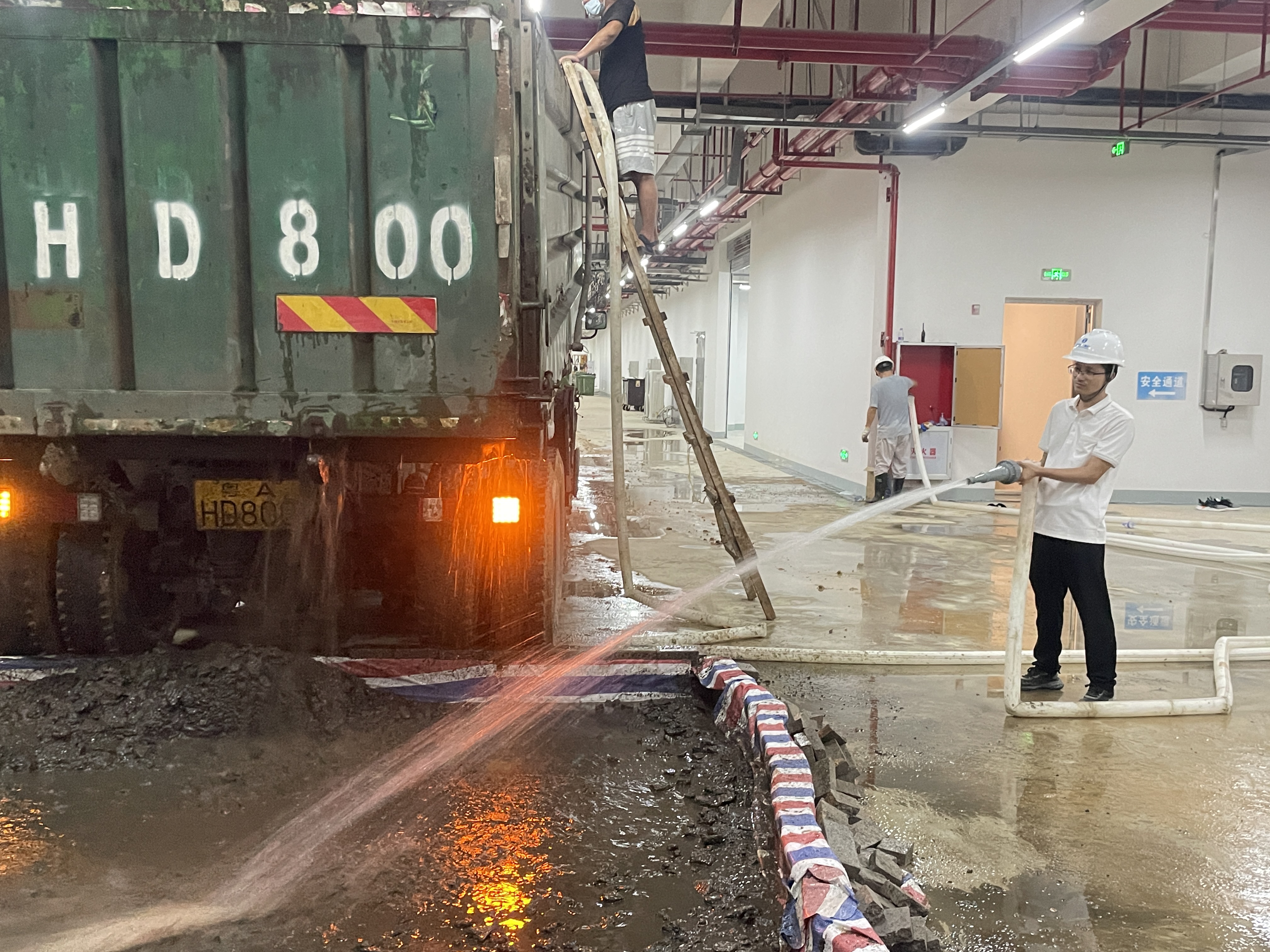 厂区负责人乔文现场稀释污泥投加至生化系统.jpg 厂区负责人乔文现场稀释污泥投加至生化系统.jpg