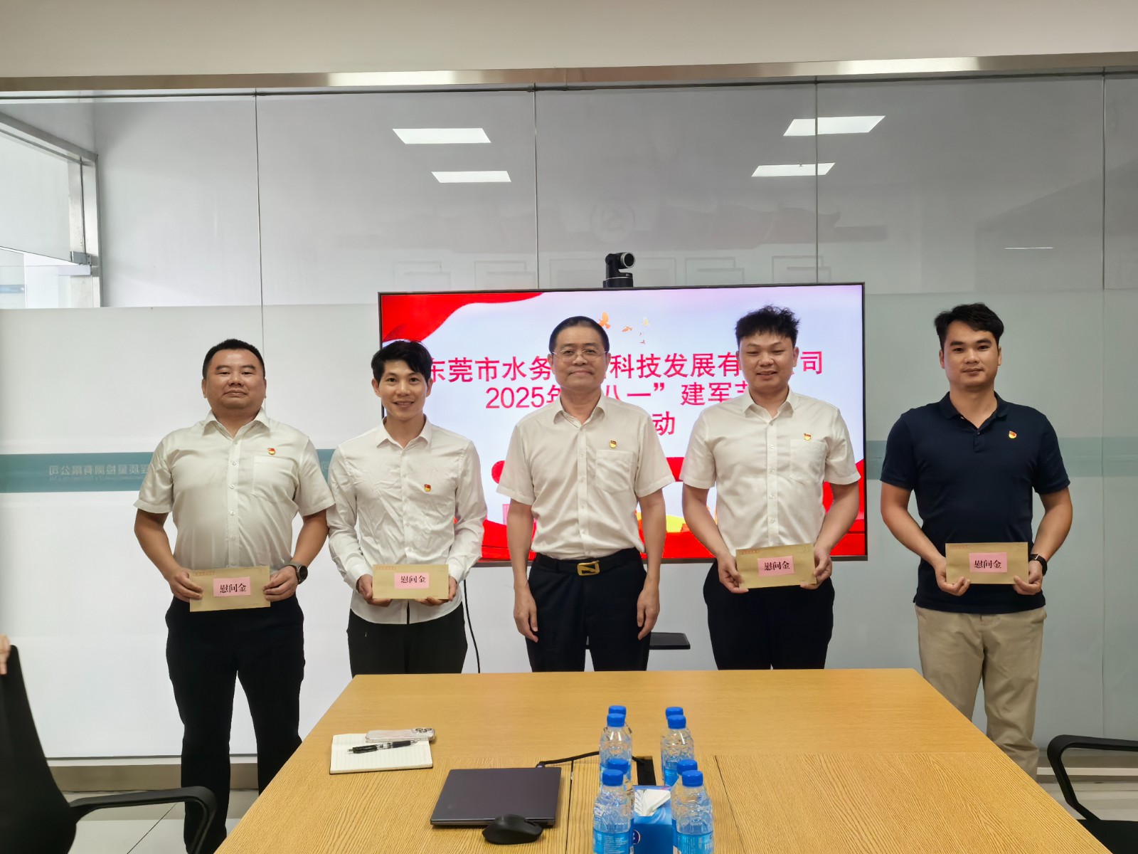 图注2:科技公司发放退役军人职工慰问金.jpg 图注2:科技公司发放退役军人职工慰问金.jpg