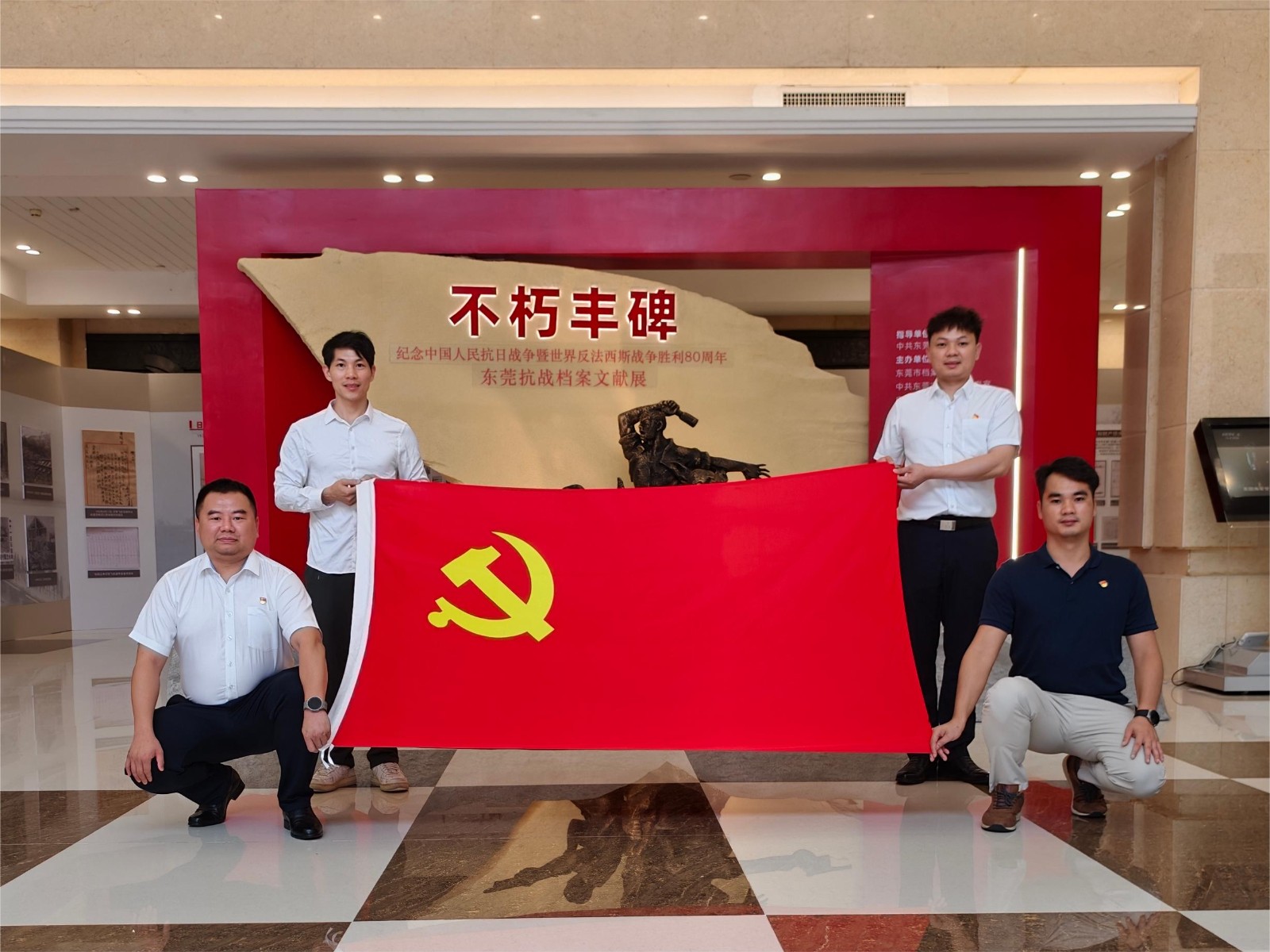 图注3:科技公司组织退役军人职工参观《不朽丰碑——东莞抗战档案文献展》.jpg 图注3:科技公司组织退役军人职工参观《不朽丰碑——东莞抗战档案文献展》.jpg