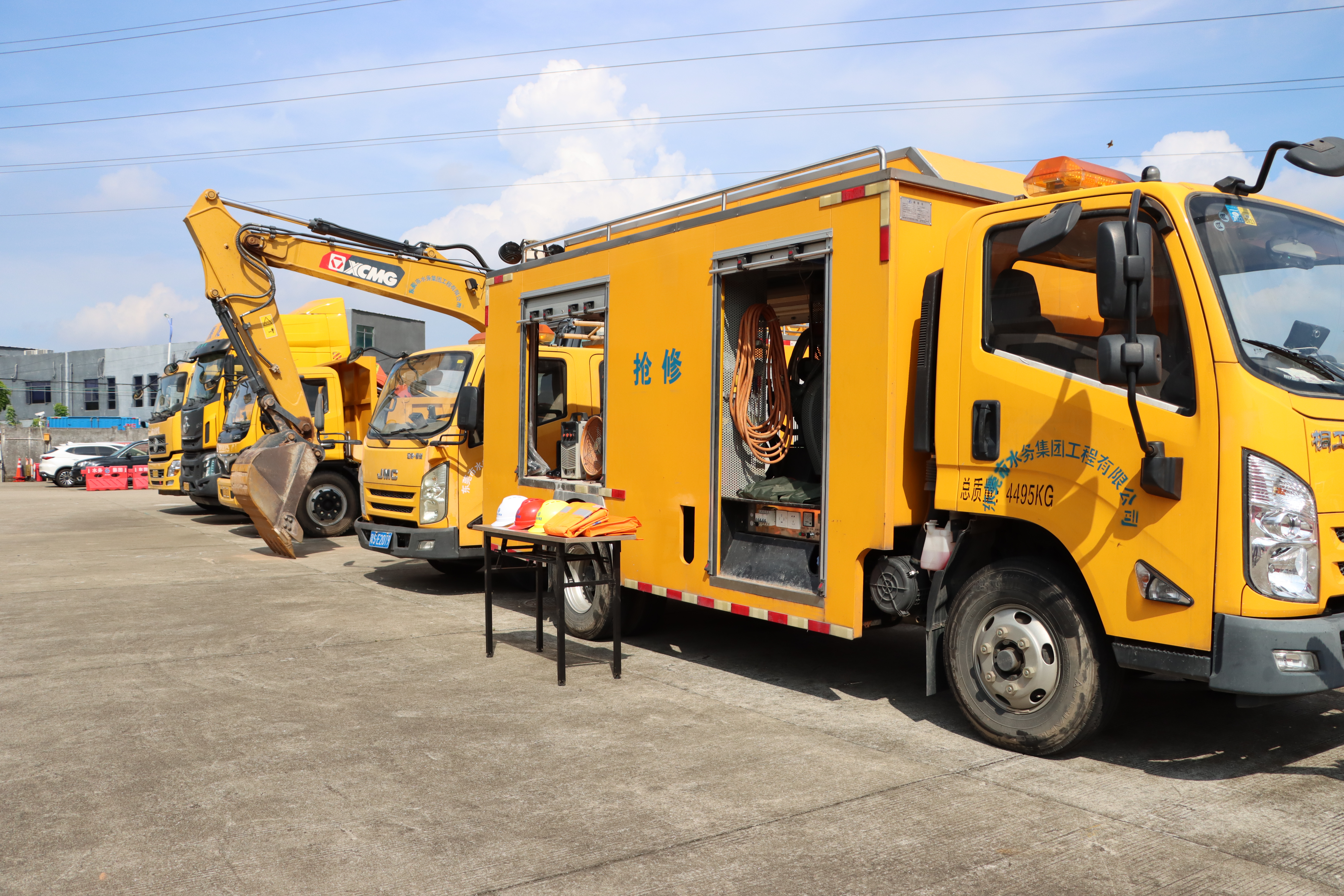 抢修车辆、设备随时待命.jpg 抢修车辆、设备随时待命.jpg