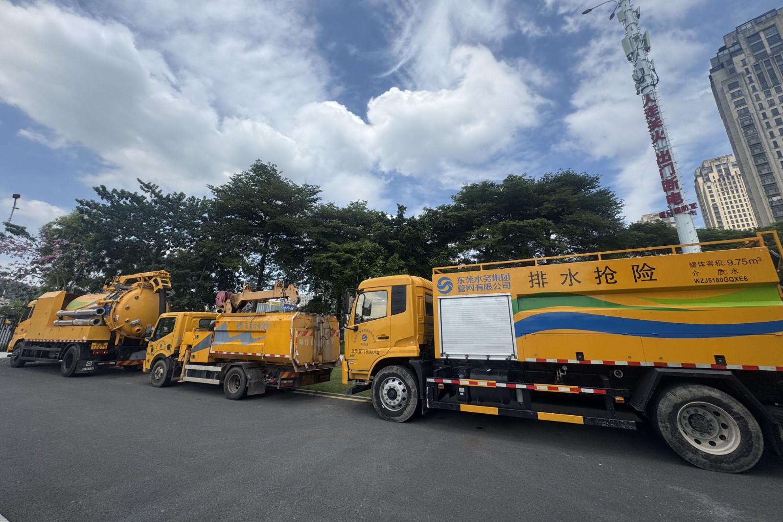 龙吸水等抢险车辆准备就位.jpg 龙吸水等抢险车辆准备就位.jpg