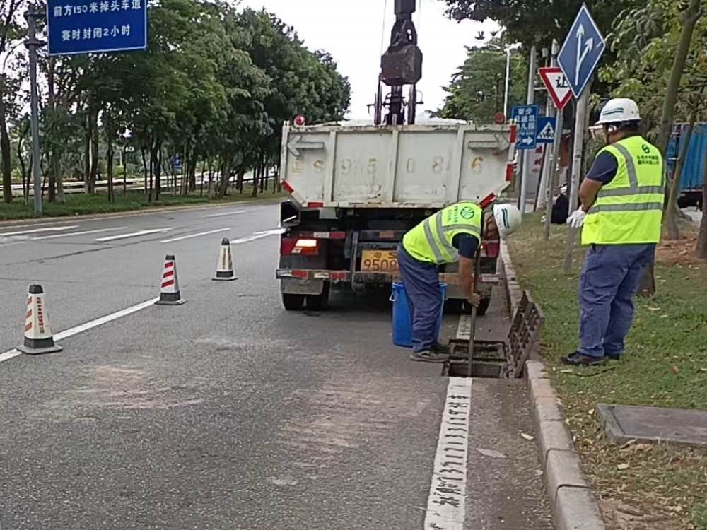 2.一线运维人员在篮球公园附近松山湖大道辅道进行自主机械清疏.jpg 2.一线运维人员在篮球公园附近松山湖大道辅道进行自主机械清疏.jpg